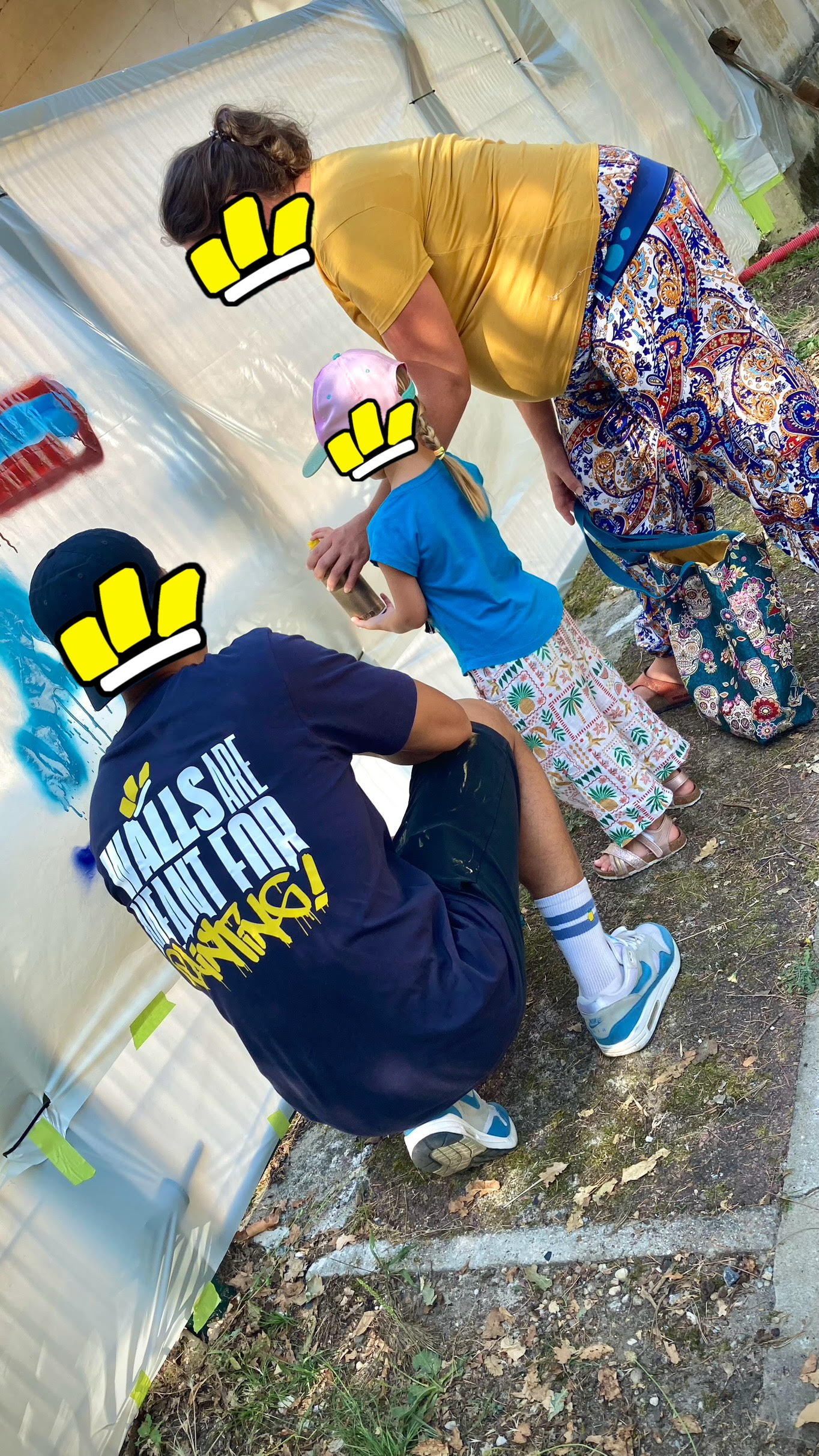 Enfant participant à un atelier graffiti encadré lors d’une fête de quartier à Pessac avec accompagnement d’un artiste.