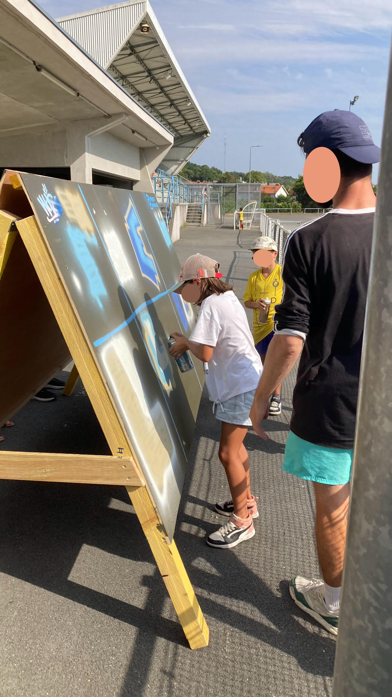 Enfants participant à un atelier graffiti encadré par WOLS Street Art lors du programme CAP 33 à Floirac.