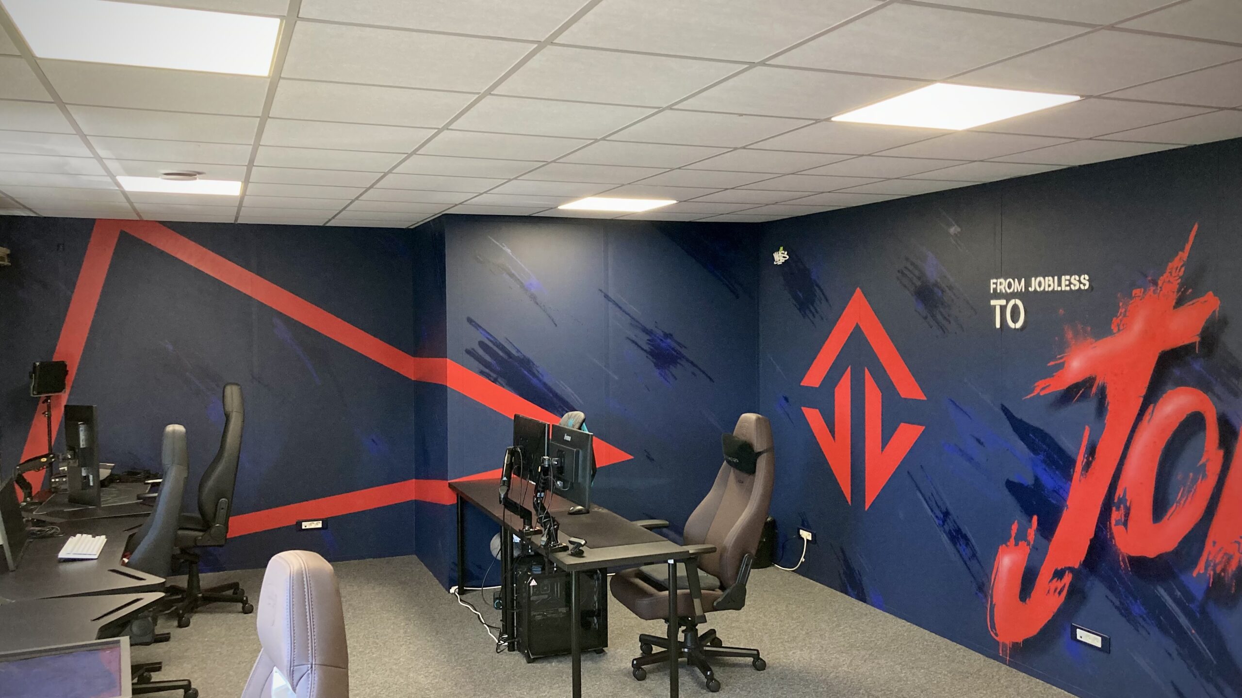 Salle e-sport transformée avec fresque murale immersive et branding JOBLIFE.