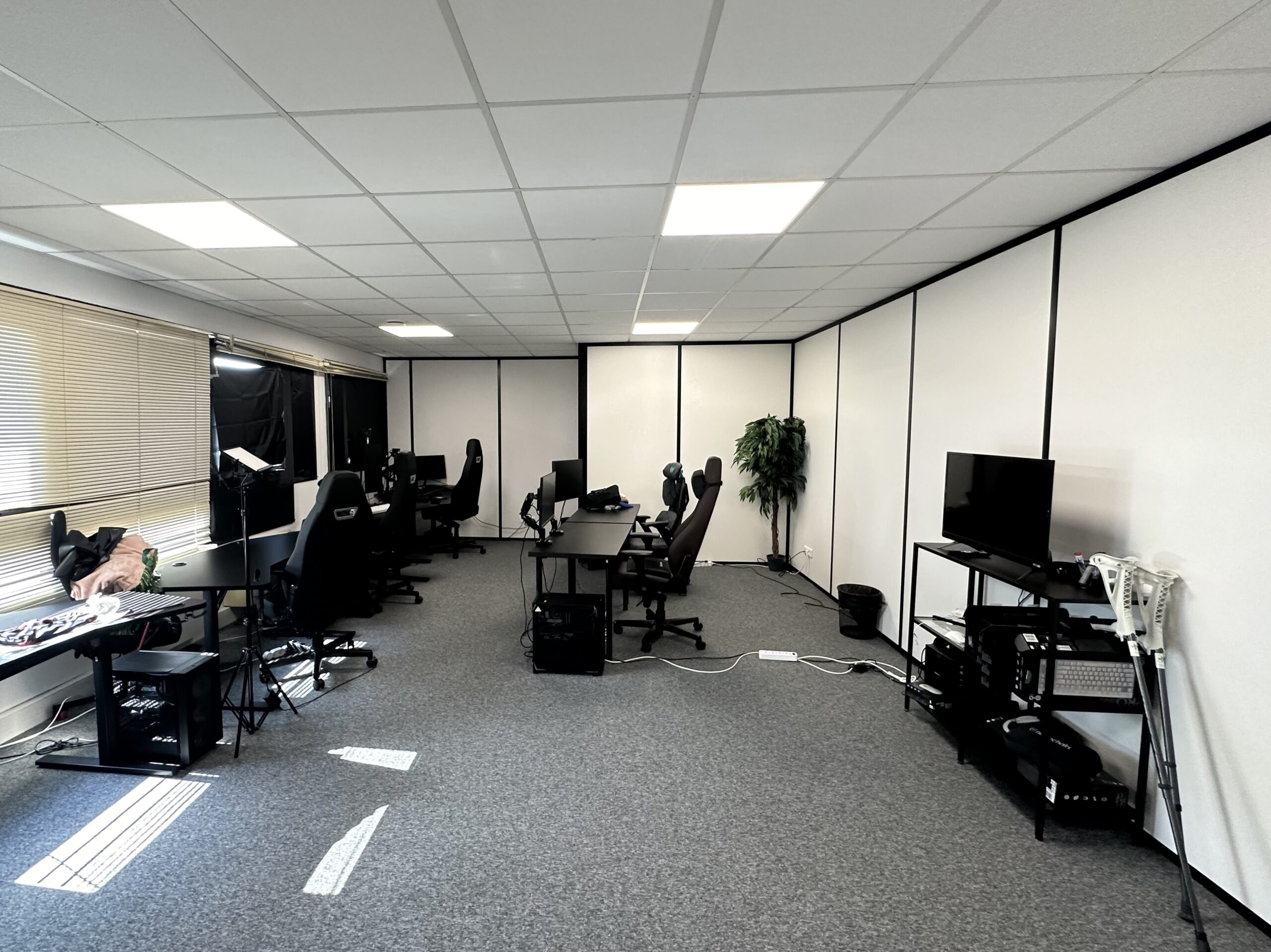 Salle e-sport avant transformation artistique dans les locaux JOBLIFE.