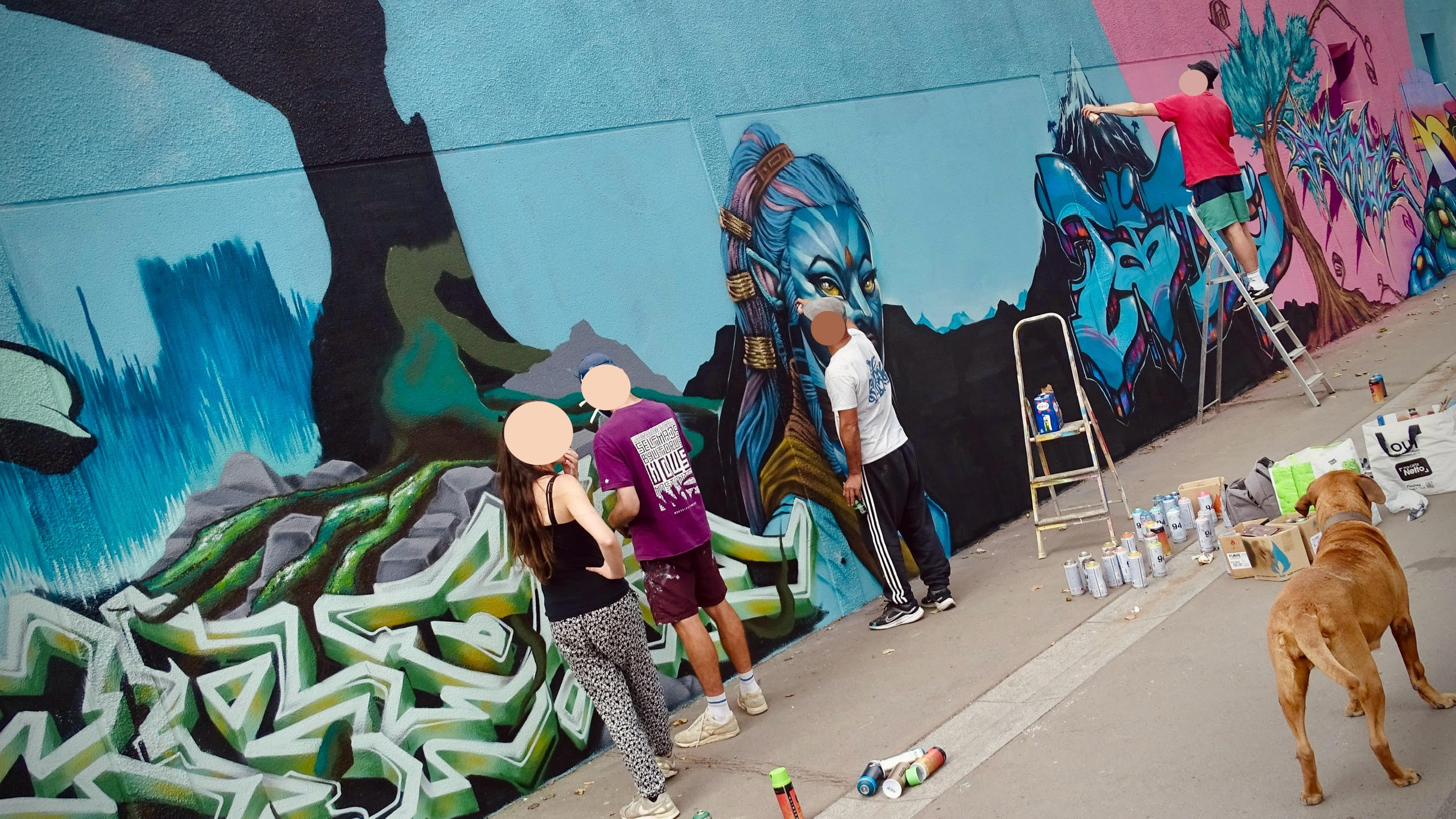 Artistes réalisant une fresque graffiti inspirée de l’univers Avatar lors de la JAM D'ARC 25.