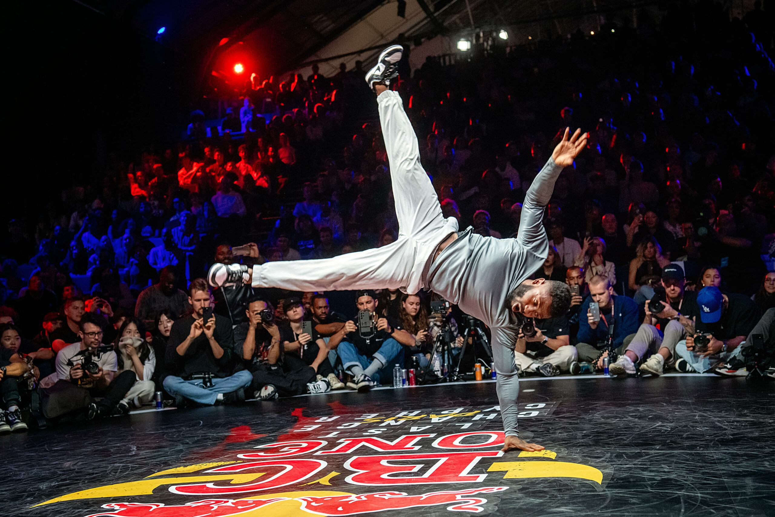 B-Boy Kid Colombia des Pays-Bas exécutant un powermove lors du Last Chance Cypher du Red Bull BC One Camp 2023 à Paris