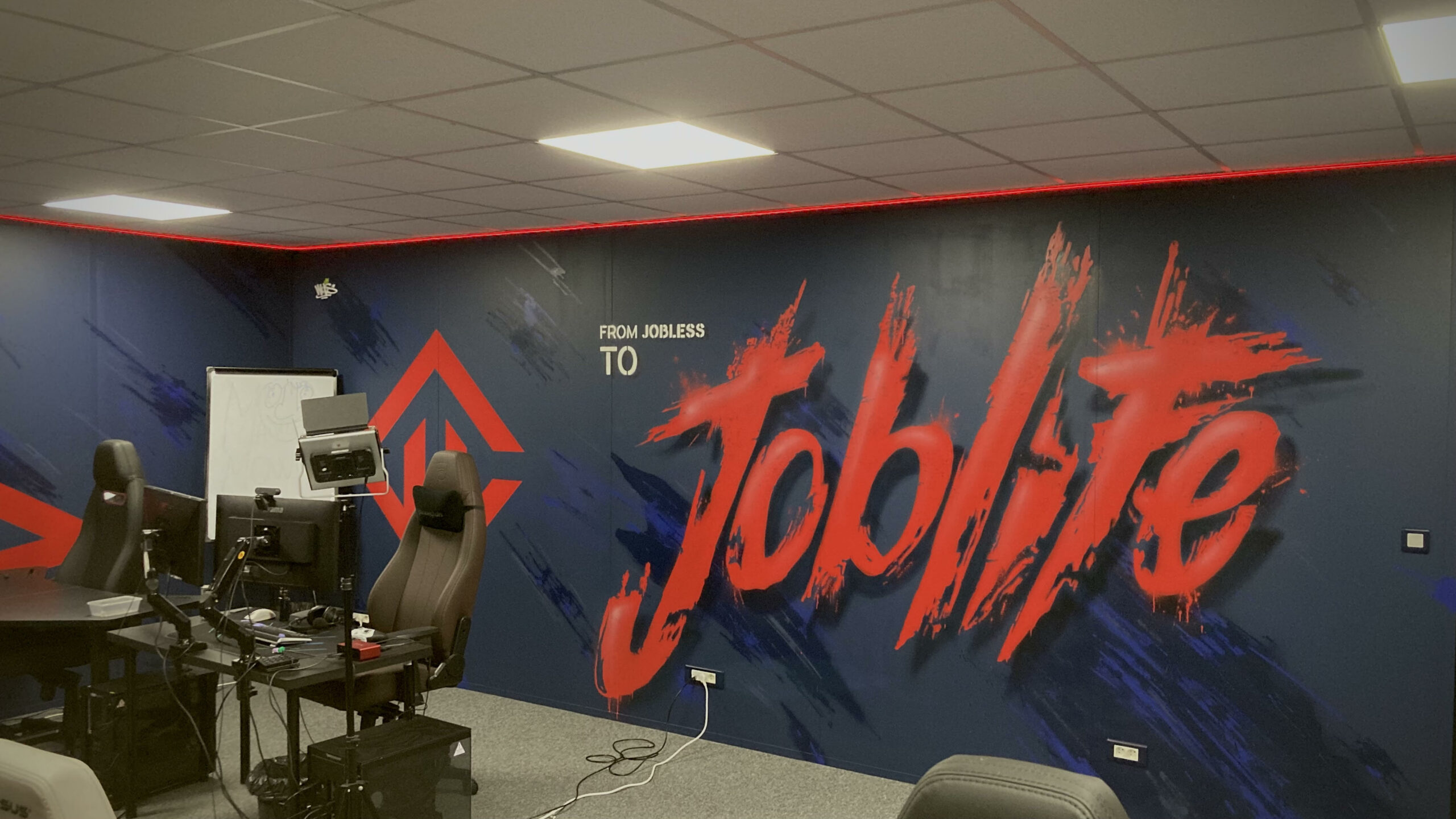 Mur gaming Joblife avec fresque rouge et bande LED immersive
