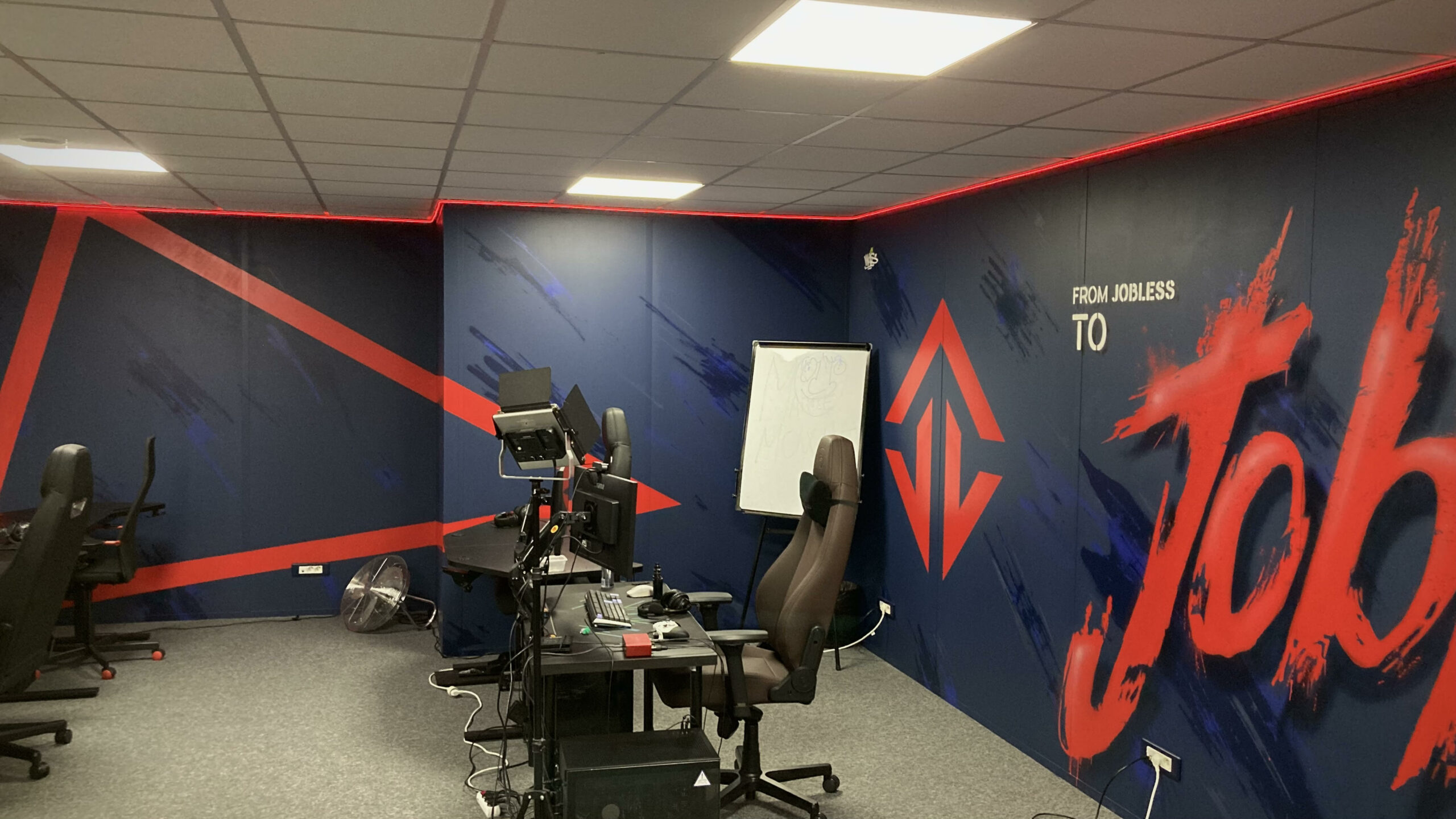 Décoration murale gaming rouge et bleu dans un bootcamp e-sport
