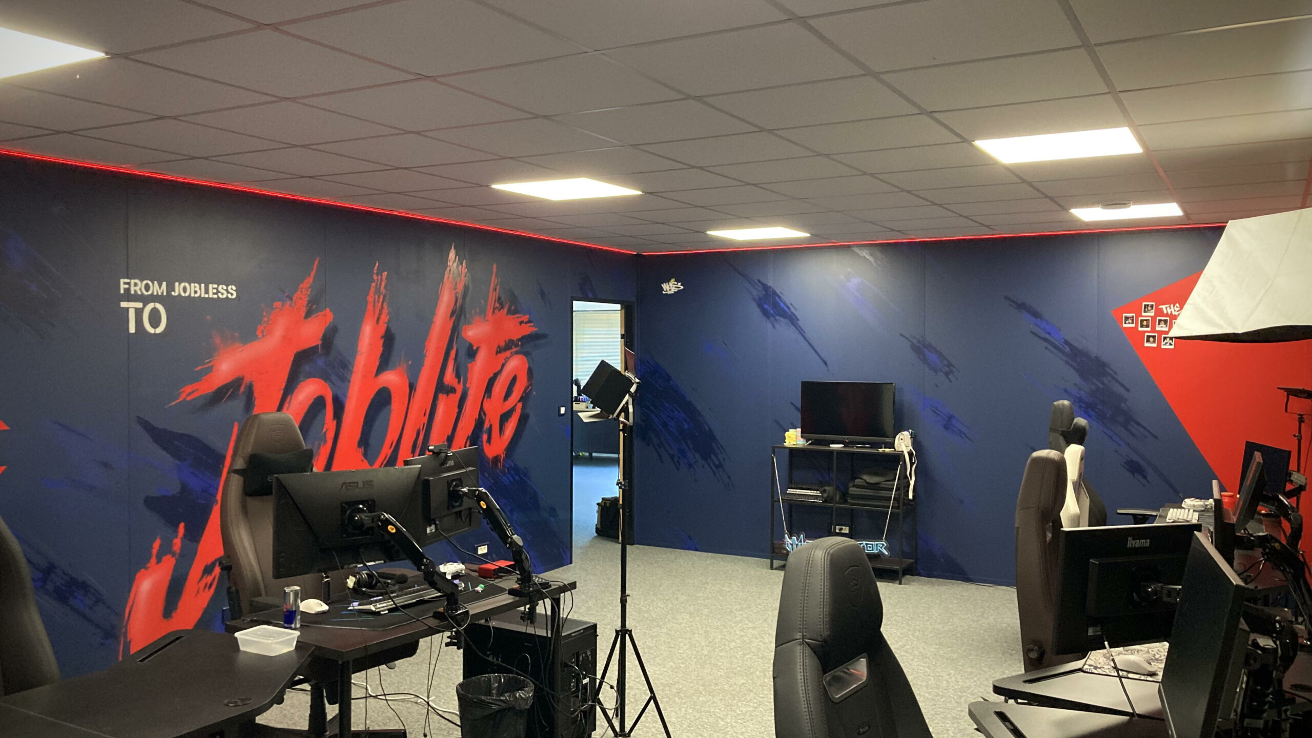 Salle bootcamp e-sport décorée avec fresque géante Joblife