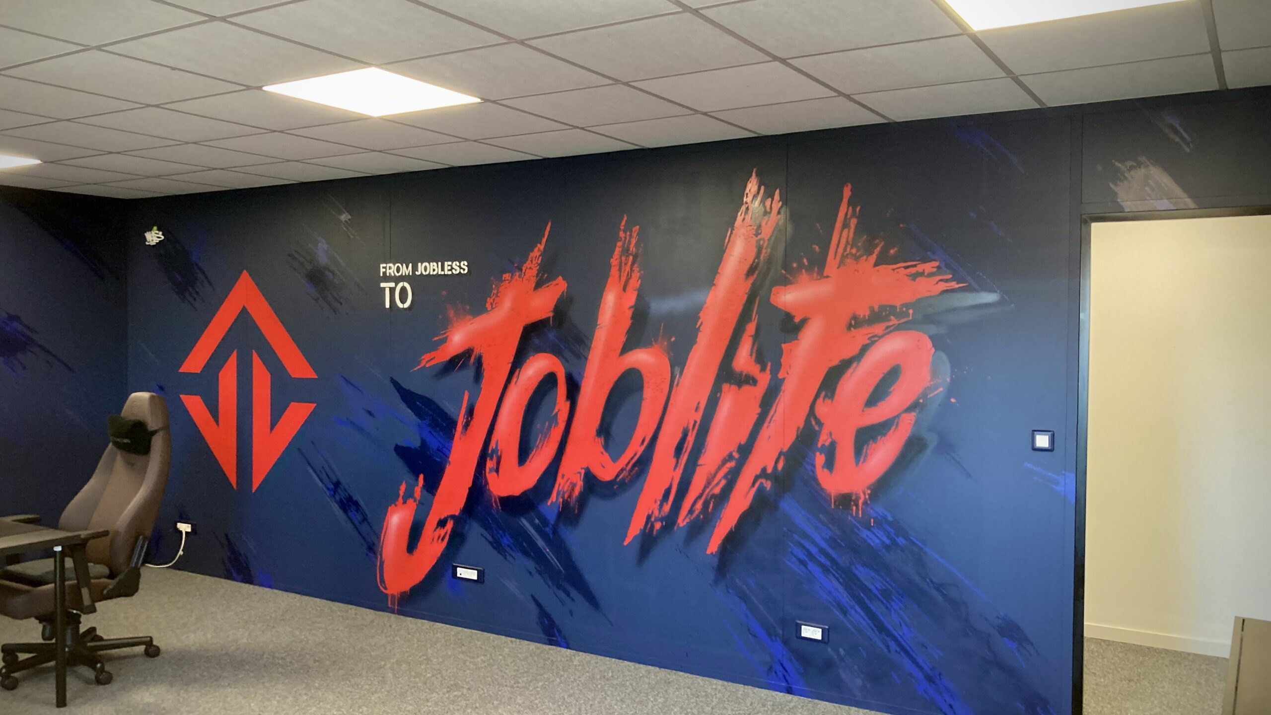 Fresque murale Joblife dans un espace gaming et e-sport professionnel
