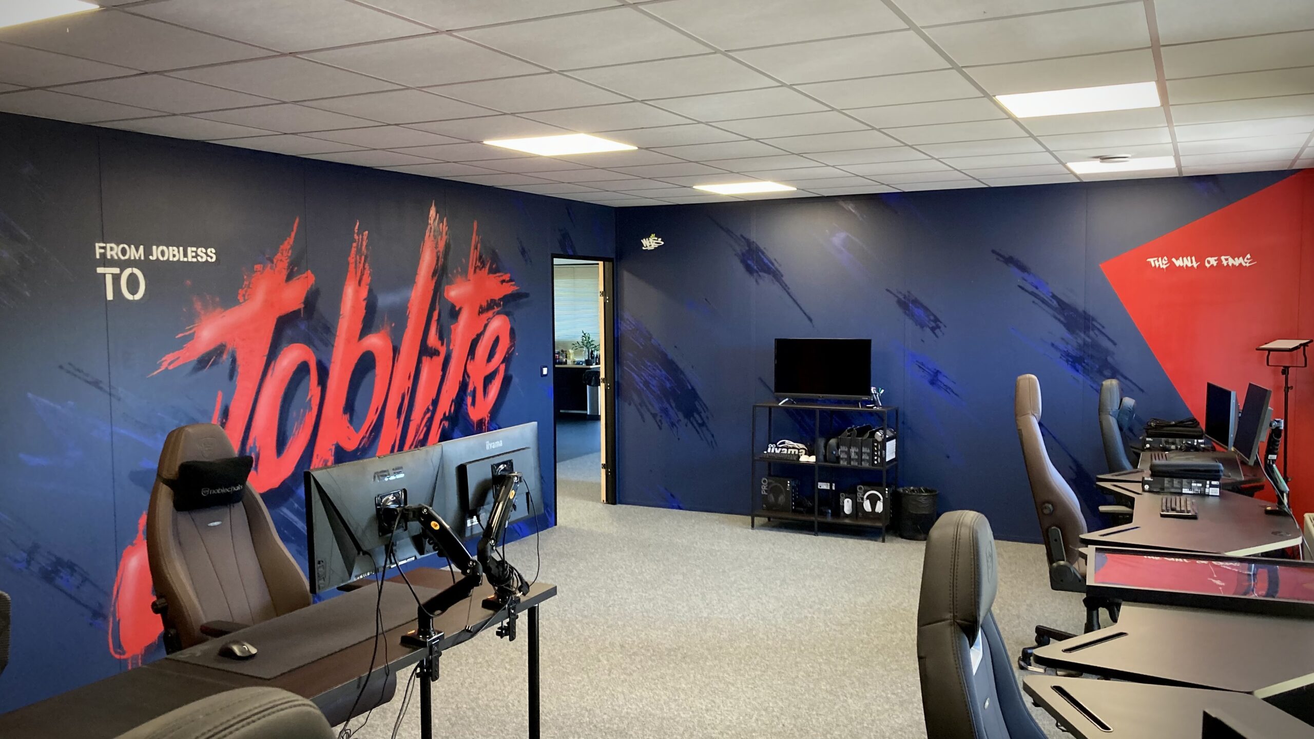 Salle gaming décorée avec fresque murale Joblife et ambiance e-sport