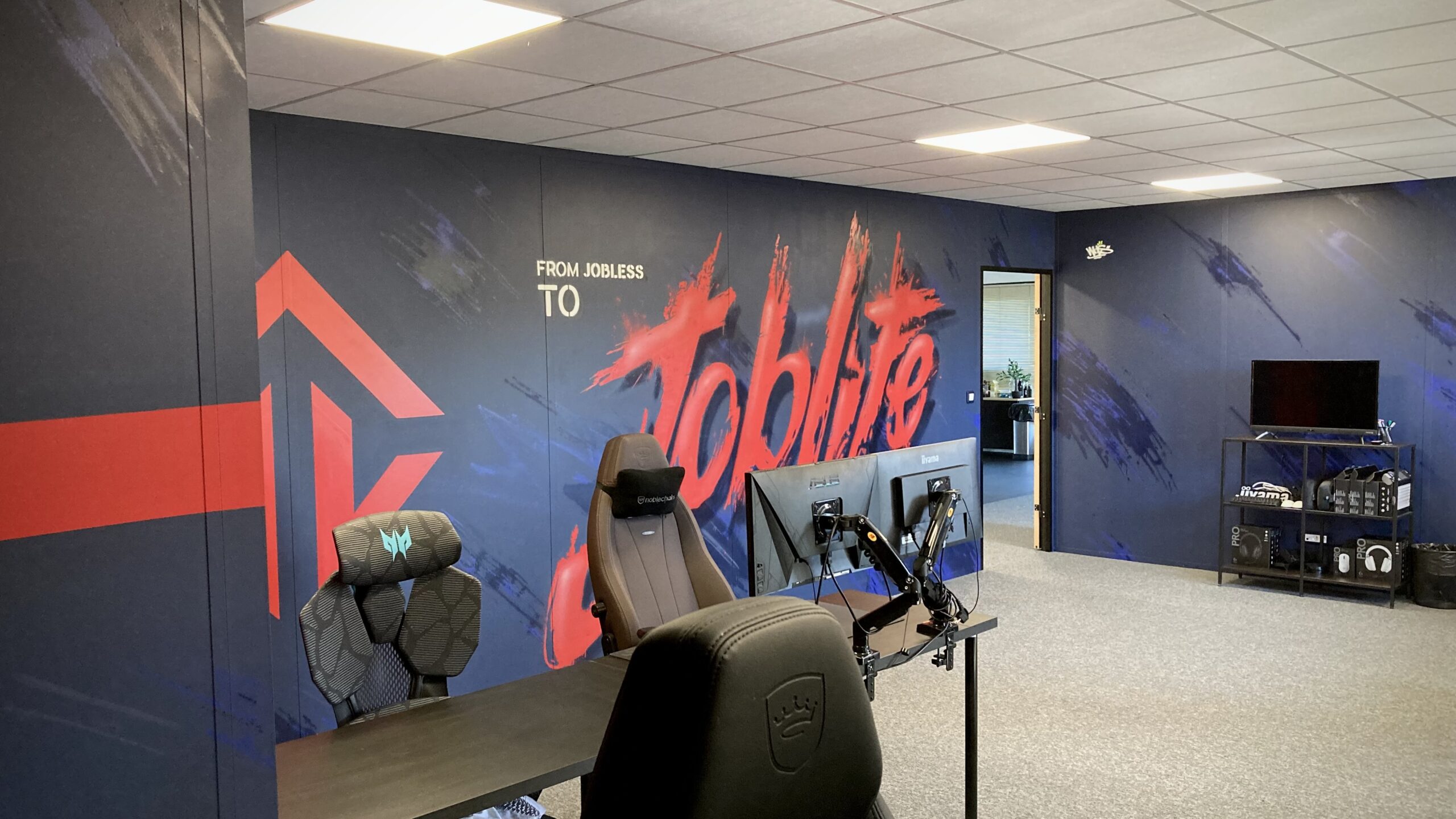 Mur décoratif gaming avec logo Joblife et lettrage rouge géant