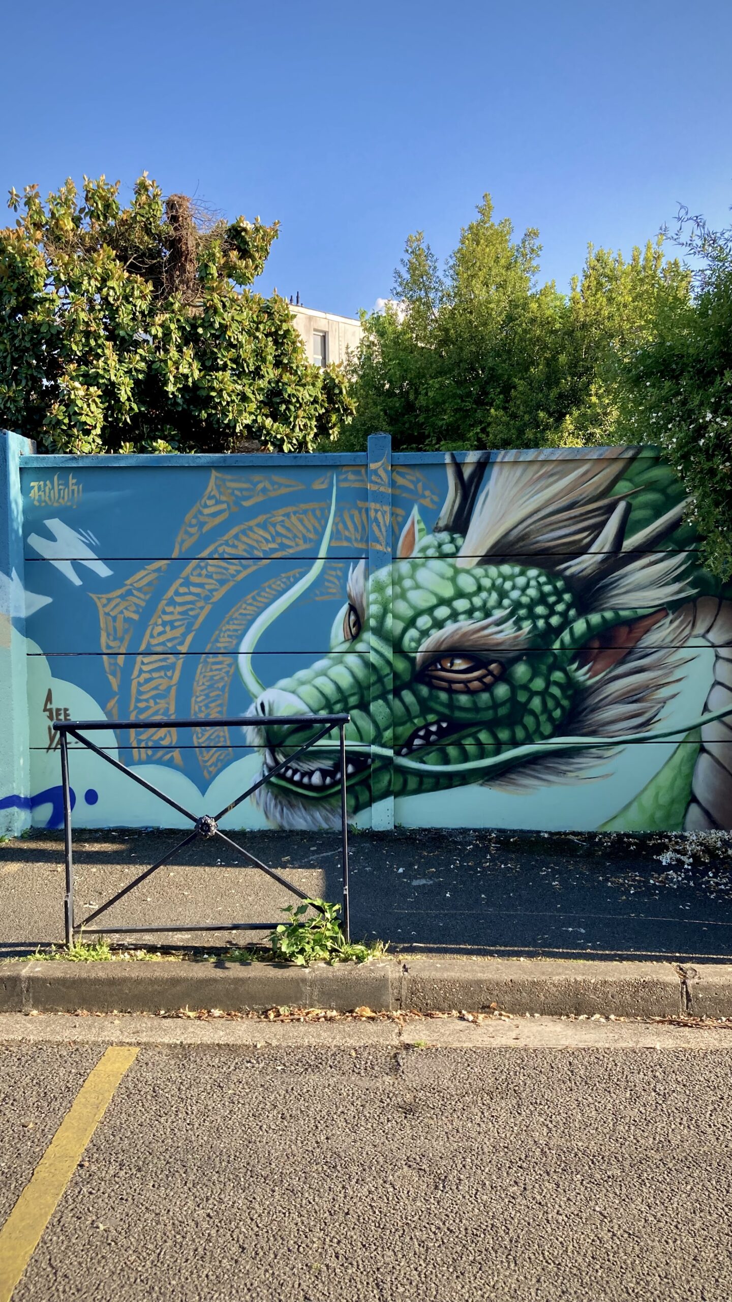 Dragon vert graffiti et mandala calligraphique mur Cenon street art