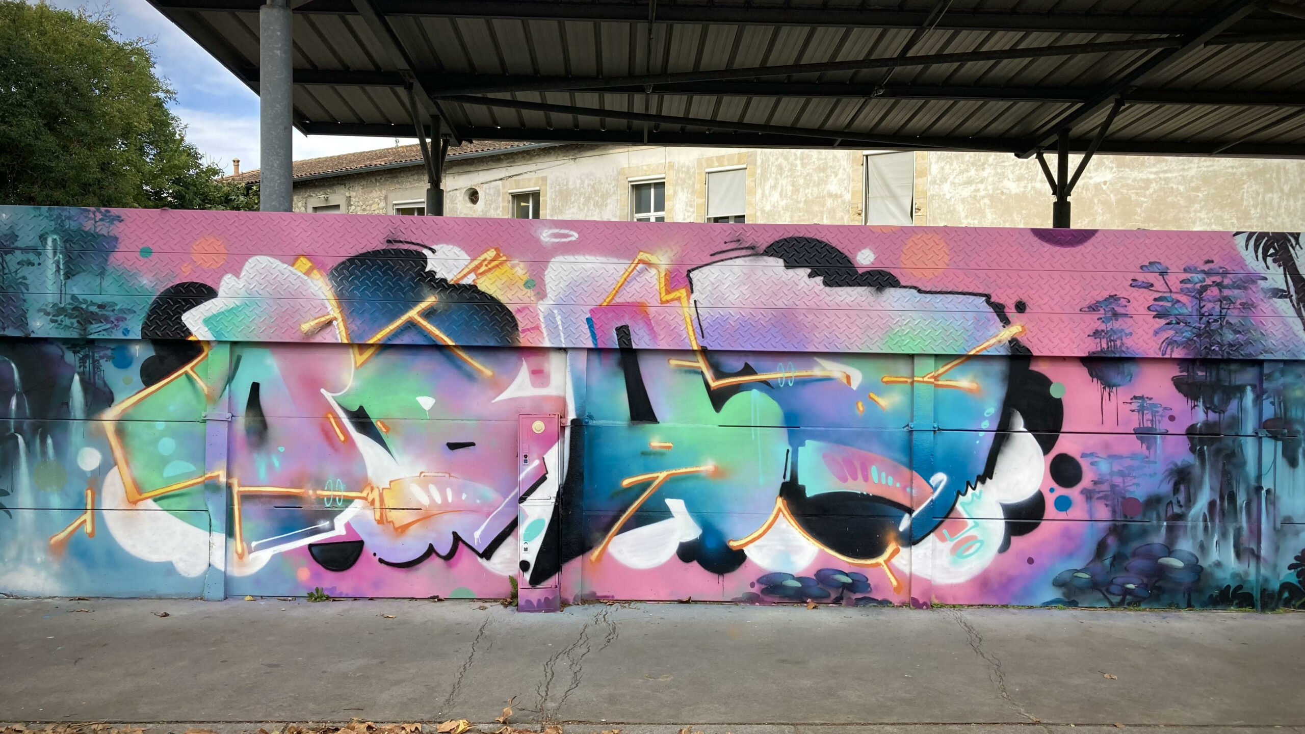 Fresque graffiti colorée avec formes abstraites et ambiance Pandora