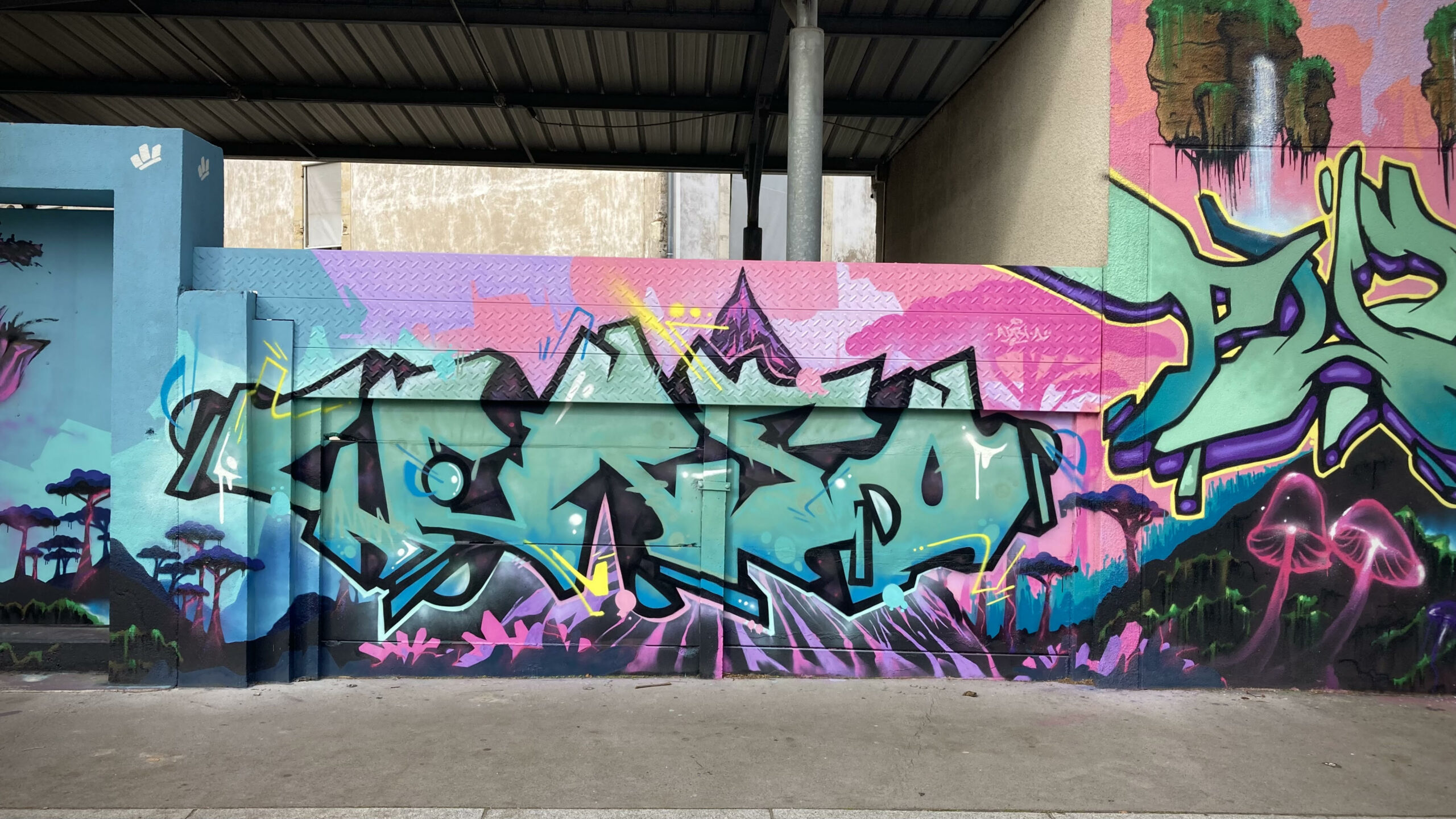 Graffiti vert et rose avec motifs lumineux inspirés de Pandora