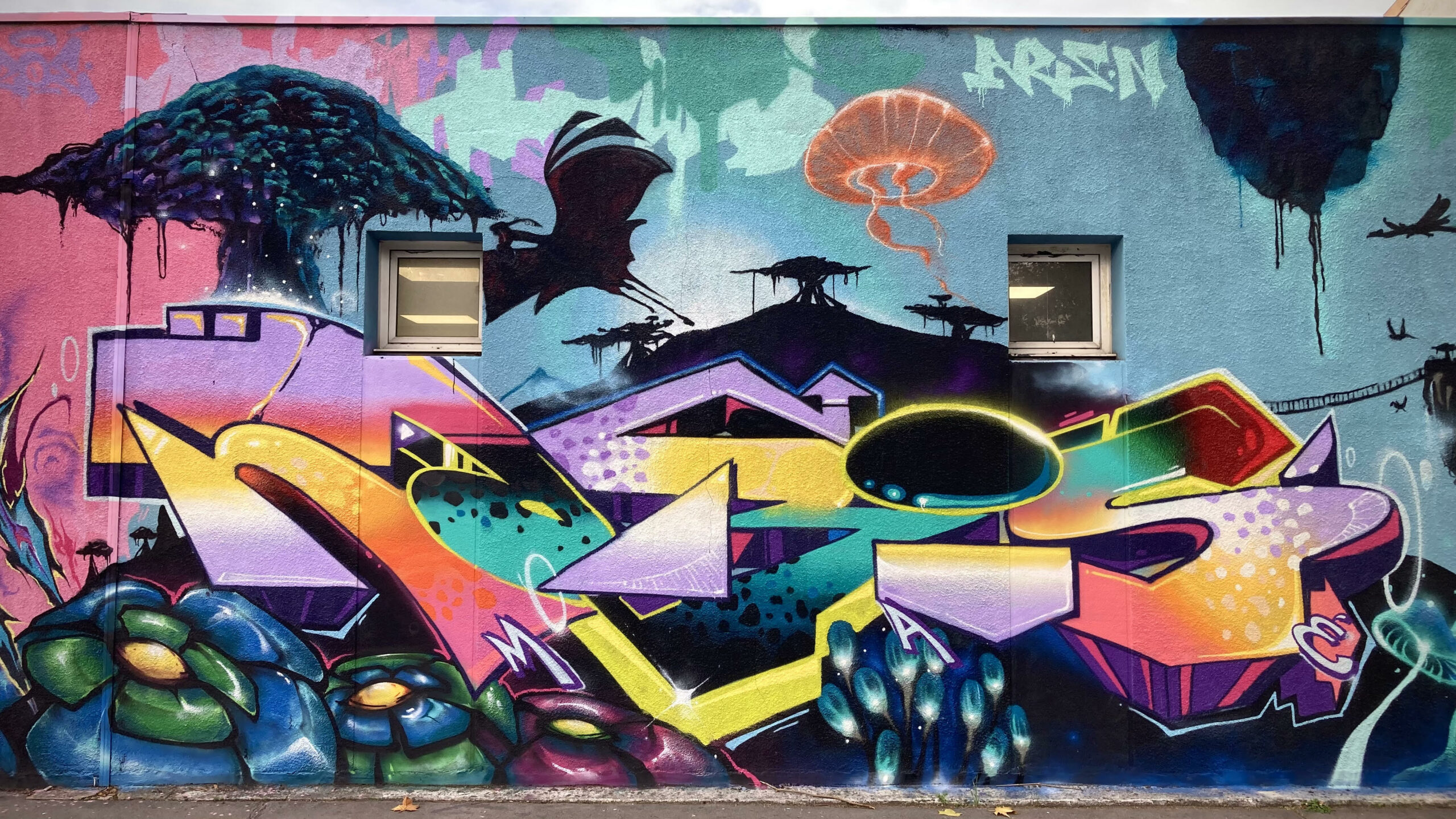 Graffiti multicolore avec créatures et paysage inspiré d’Avatar Pandora
