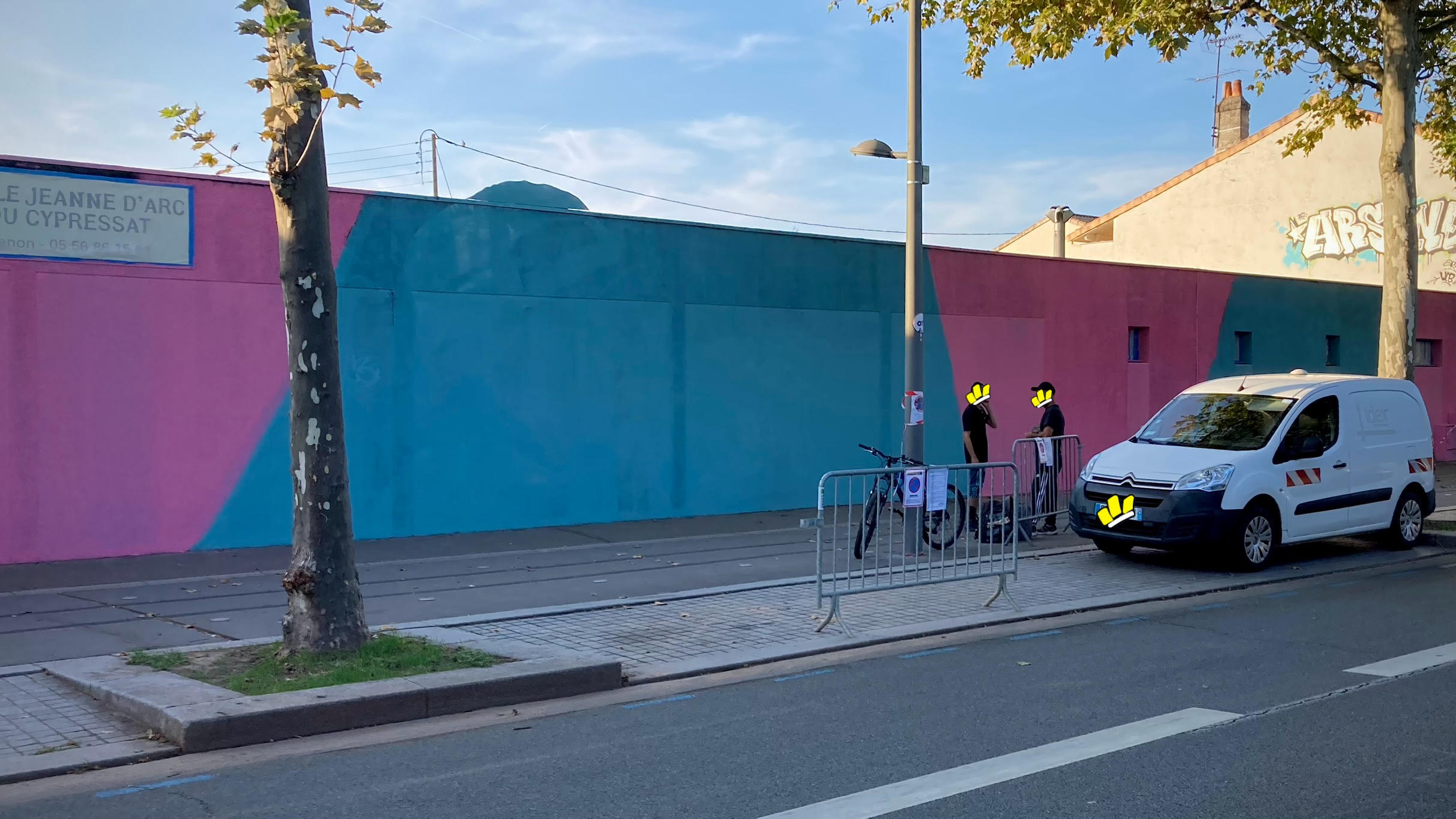 Artistes et matériel WOLS devant un mur en préparation pour une fresque murale dans un environnement urbain