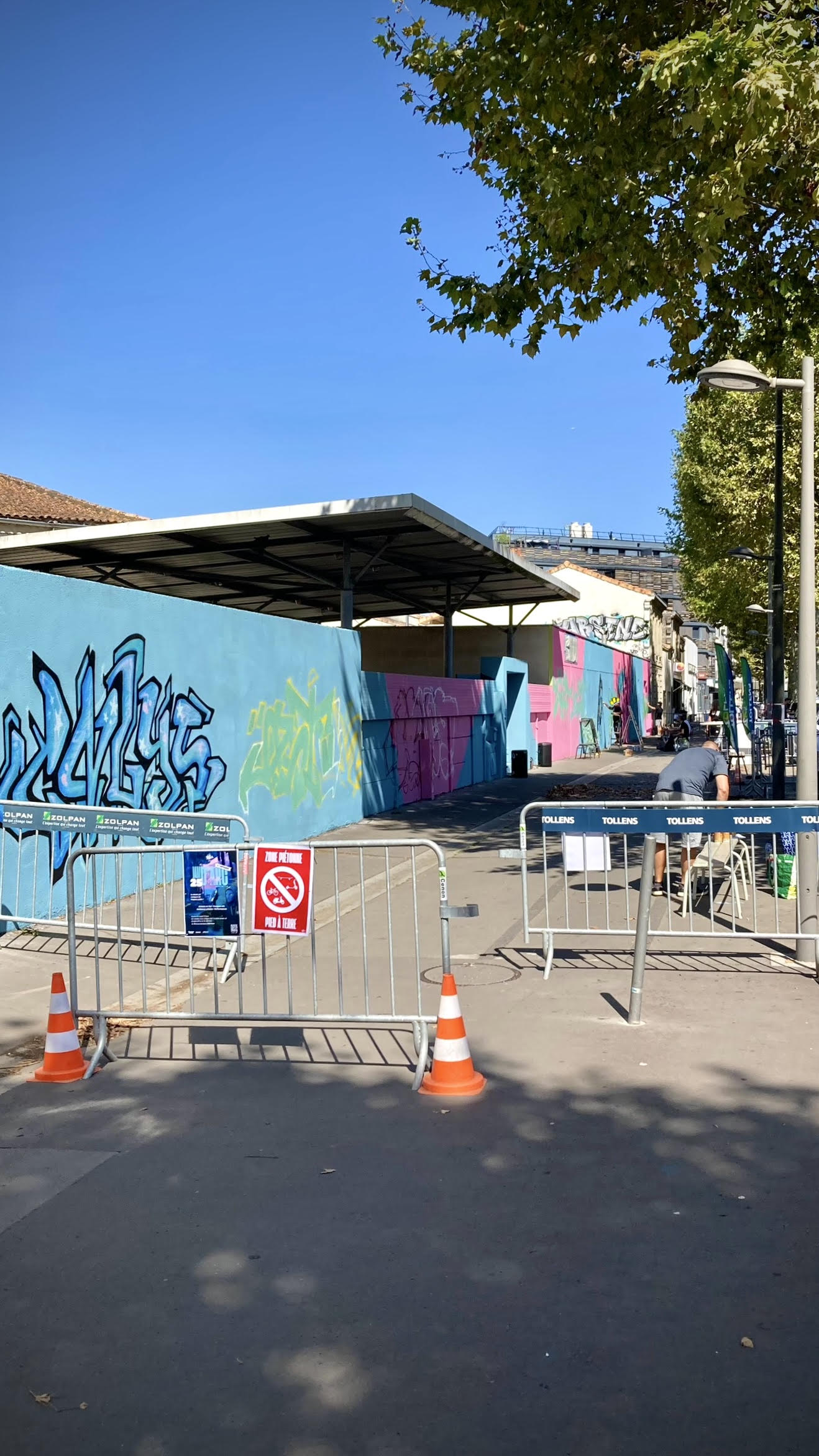 Vue générale du site de fresque murale à Cenon avec barrières de sécurité et mur en cours de peinture lors de la JAM D’ARC 25