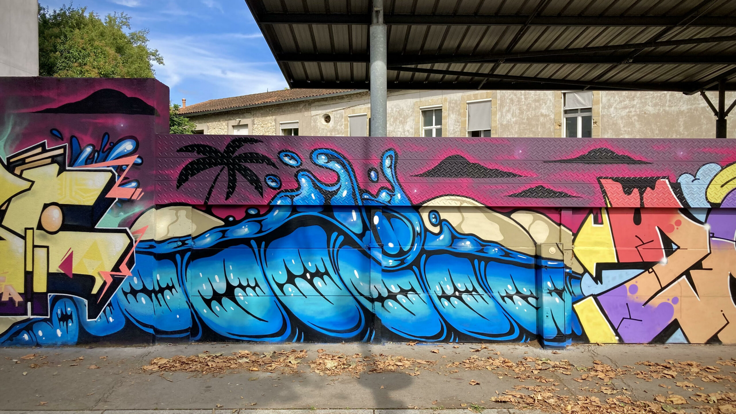 Illustration street art représentant une vague bleue dans un univers tropical.