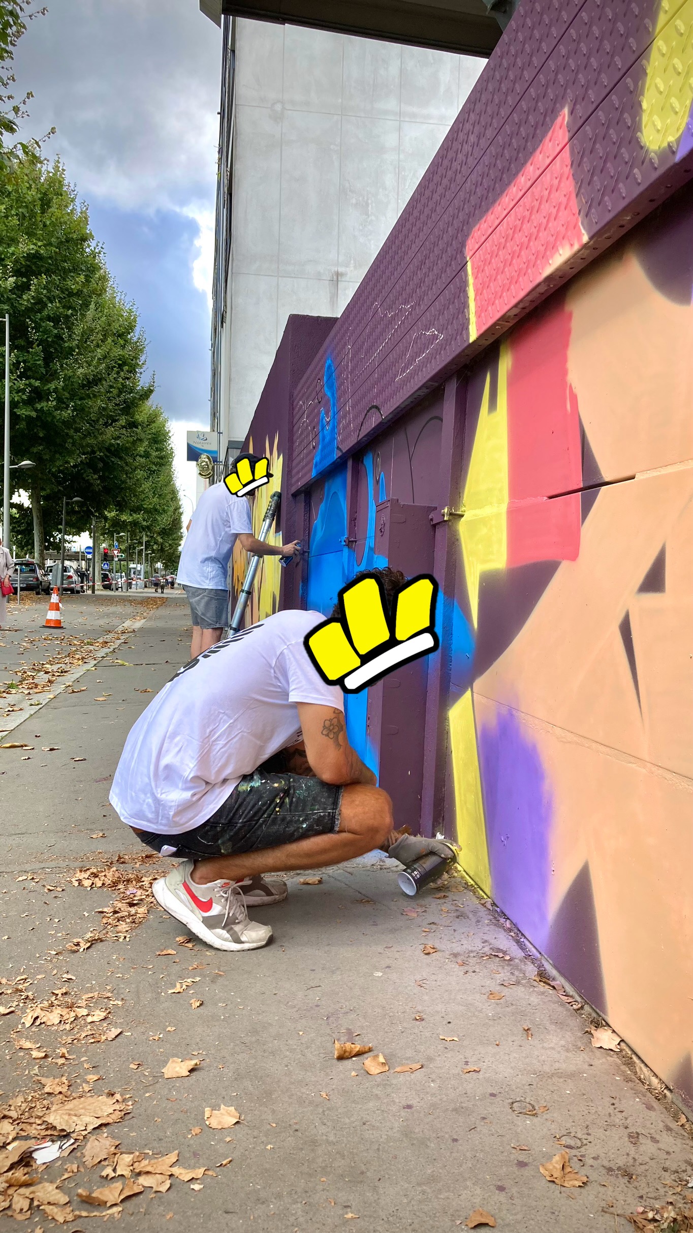 Artistes en train de peindre une fresque graffiti colorée lors de la JAM D’ARC à Cenon.