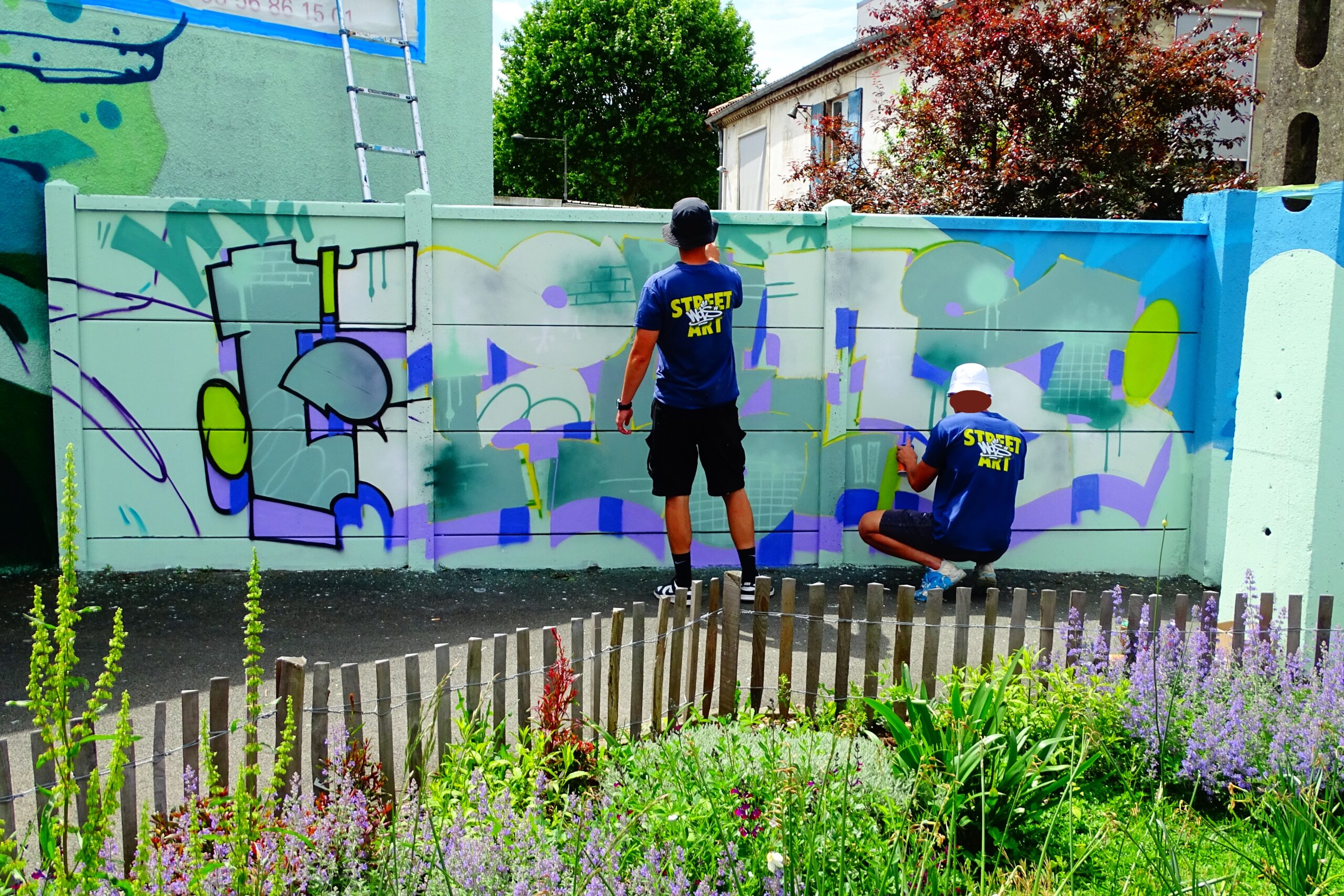 Artistes travaillant sur lettrage graffiti en cours à Cenon