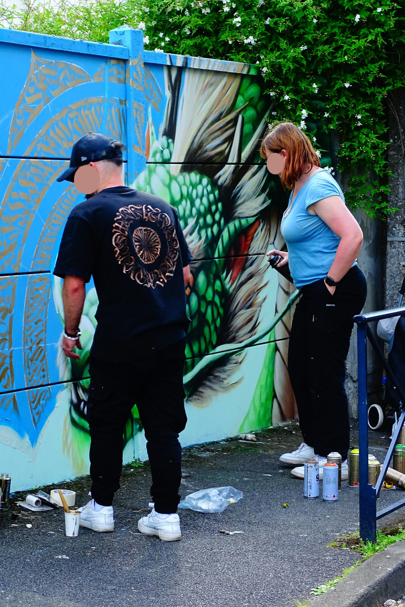 Artistes Relik et See Ya peignant mandala calligraphique et dragon street art