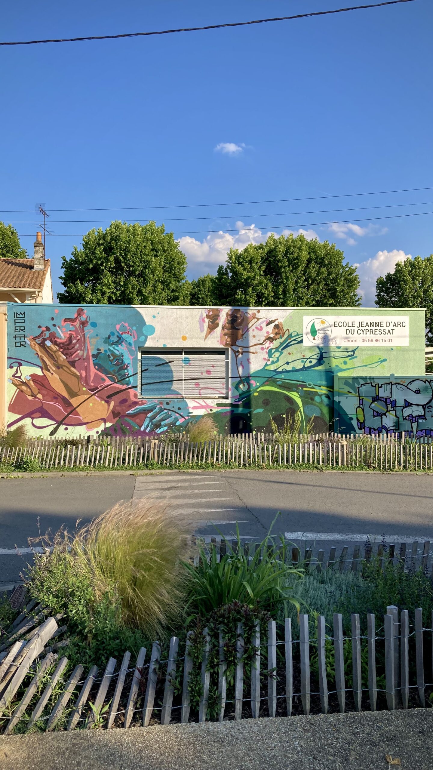 Vue complète fresque street art colorée école Jeanne d’Arc Cenon