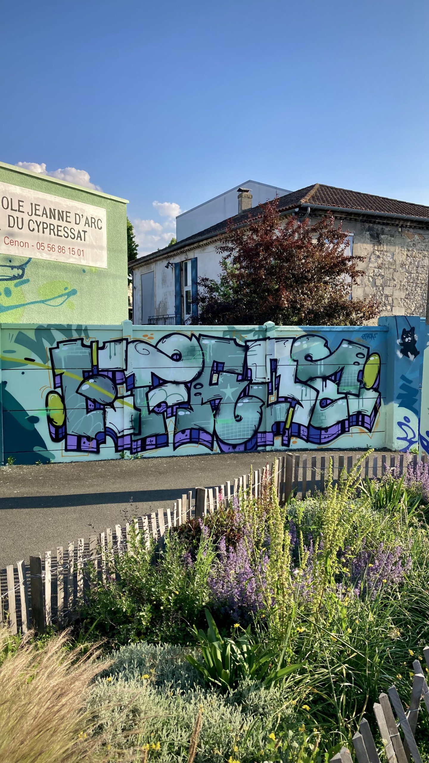 Lettrage graffiti final Efroa mur école Jeanne d’Arc Cenon