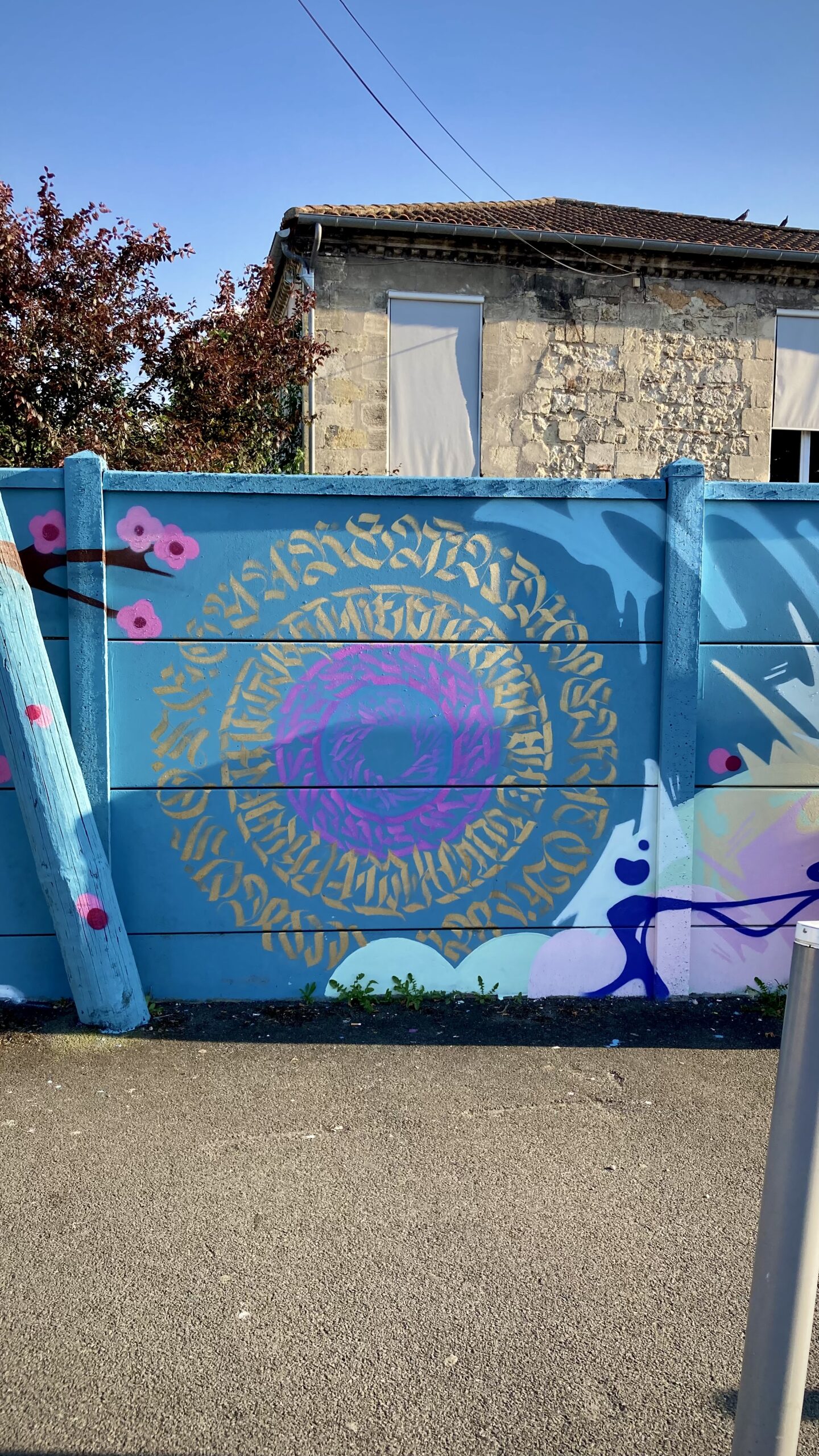 Détail mandala calligraphique graffiti sur mur école Cenon