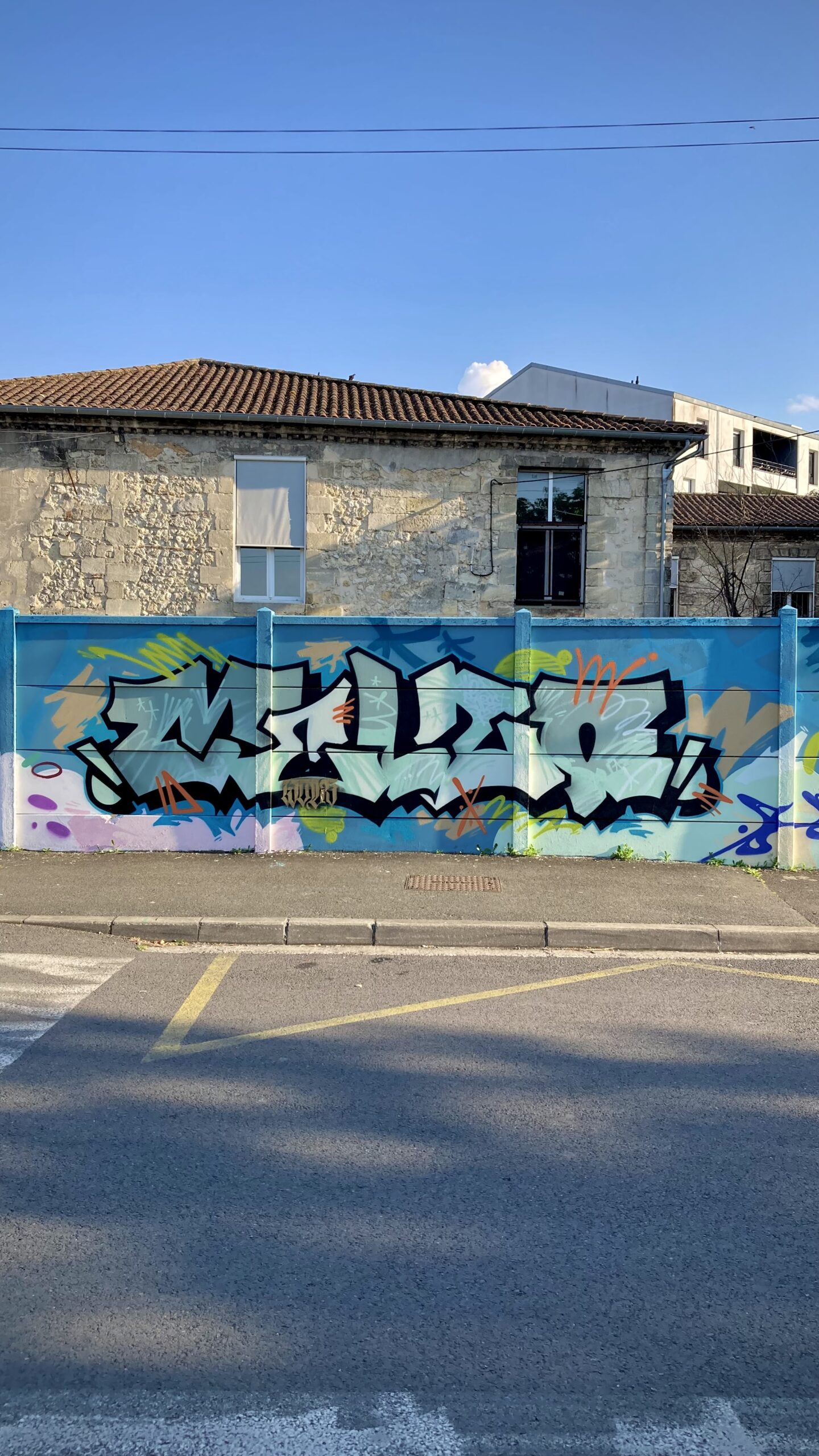 Lettrage graffiti MEL20 avec fond abstrait coloré mur Cenon