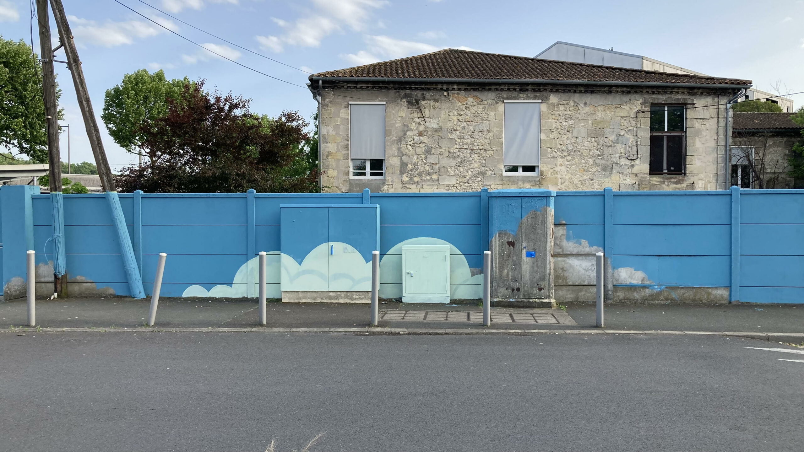 Mur avec fond bleu et aplats avant réalisation fresque street art