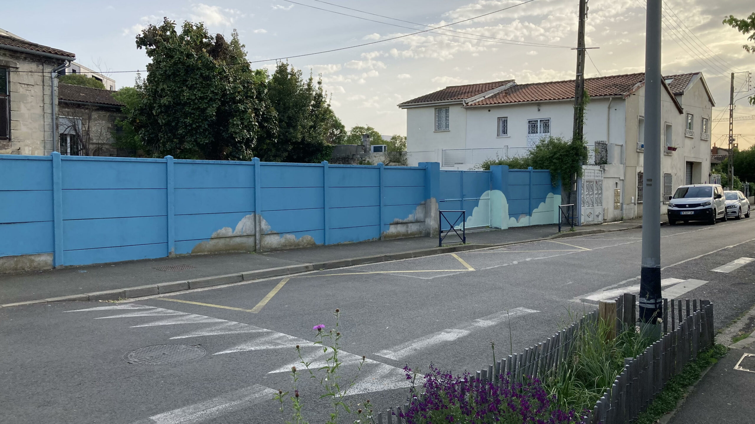 Vue large murs préparés avec couleurs avant fresque street art Cenon