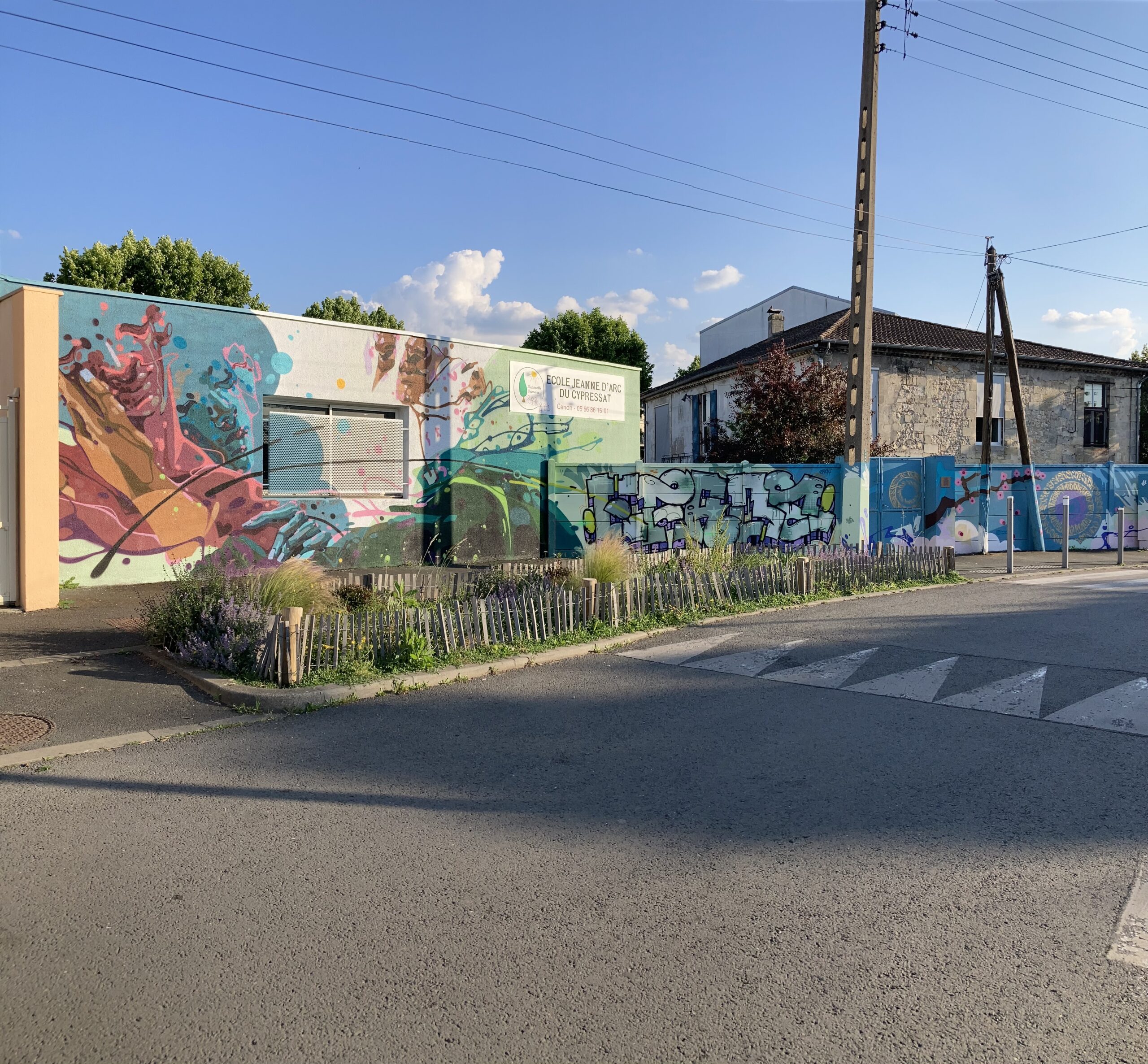 Vue d’ensemble fresque street art école Cenon SLATE 25 mur graffiti