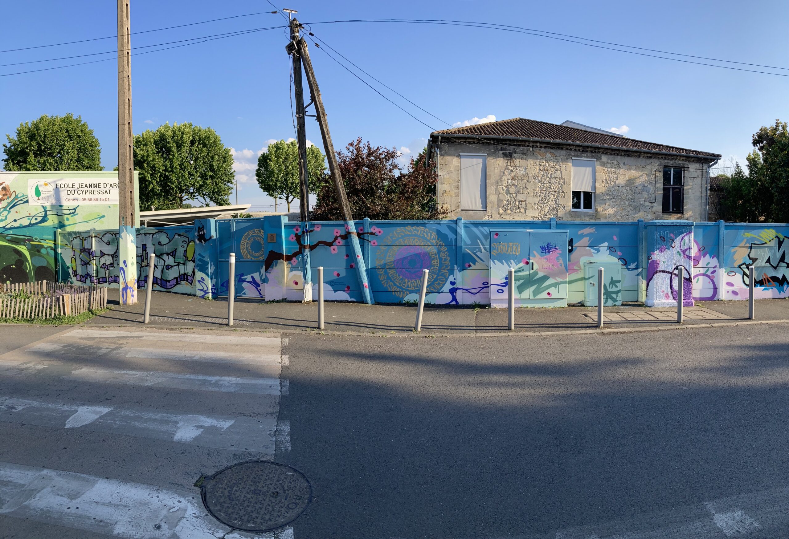 Fresque graffiti longue mur Cenon mandala calligraphie street art