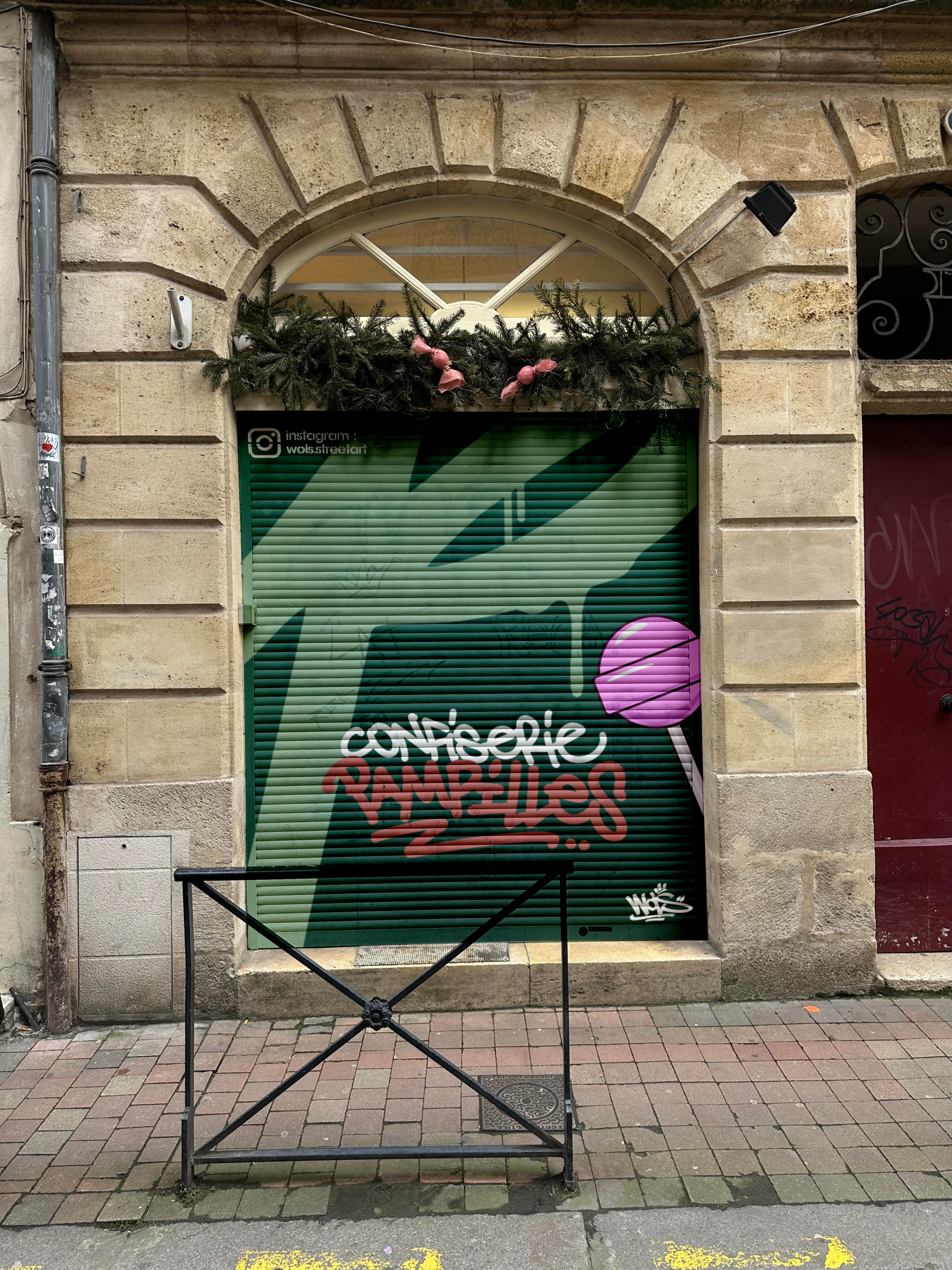 Lettrage street art pour la devanture de la confiserie Pampilles à Bordeaux