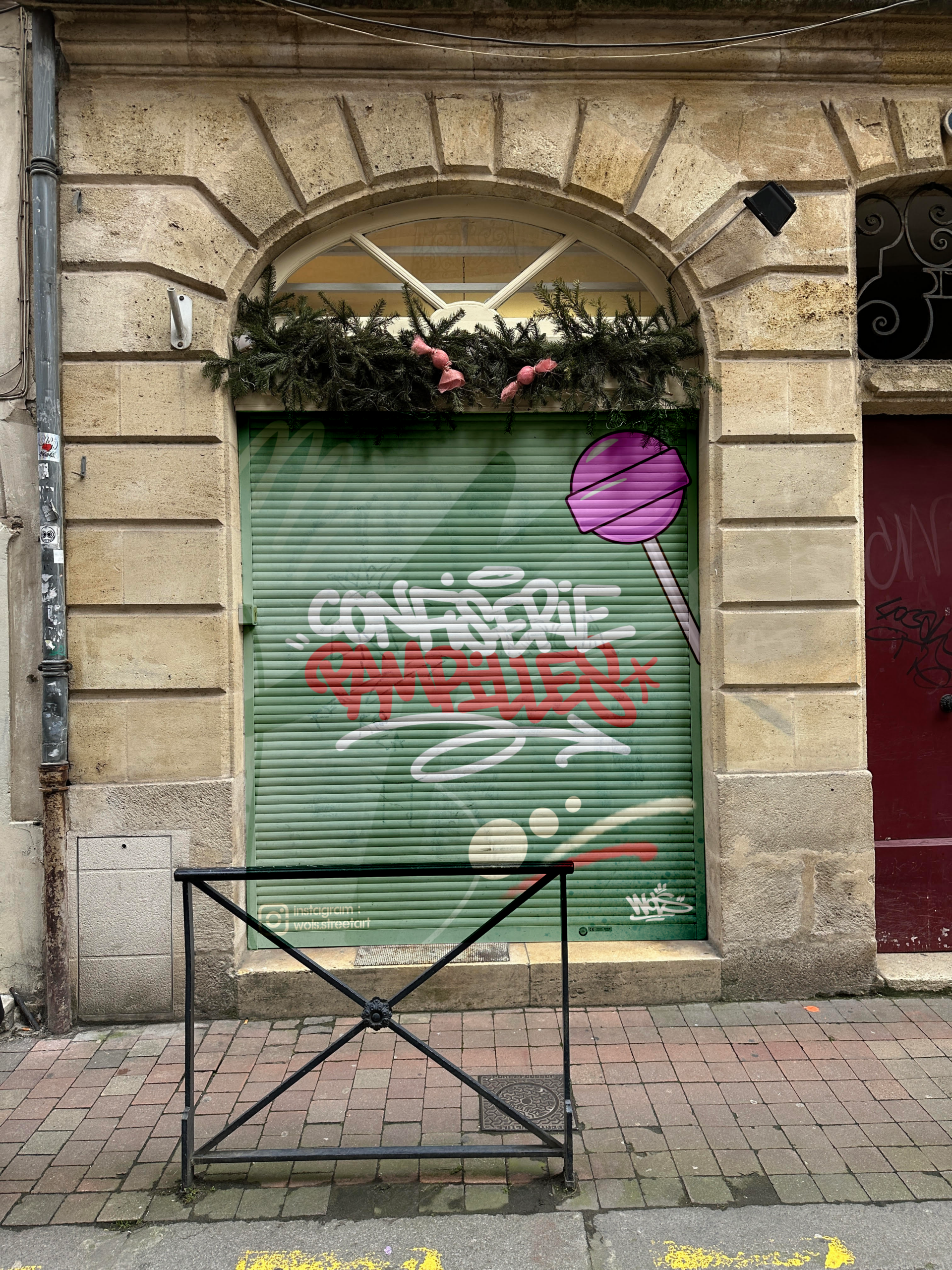 Décoration de rideau métallique avec illustration sucette et graffiti coloré