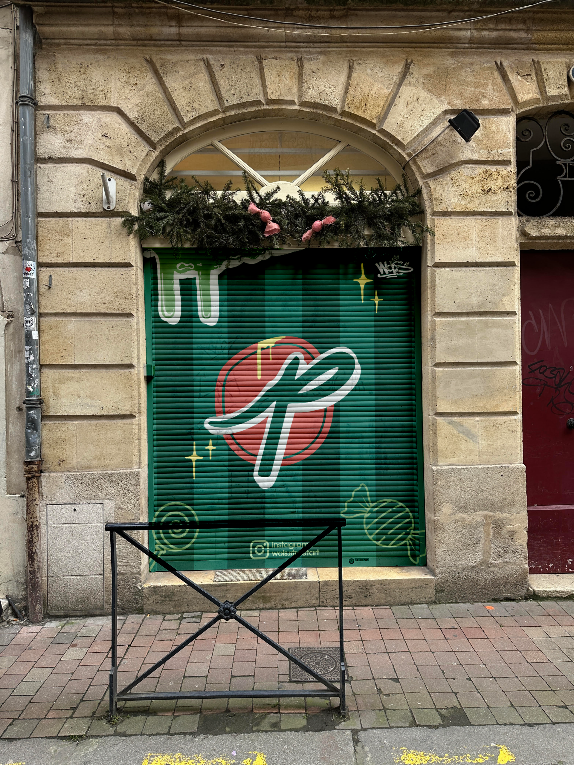 Store décoré avec logo graffiti élégant et illustrations gourmandes minimalistes