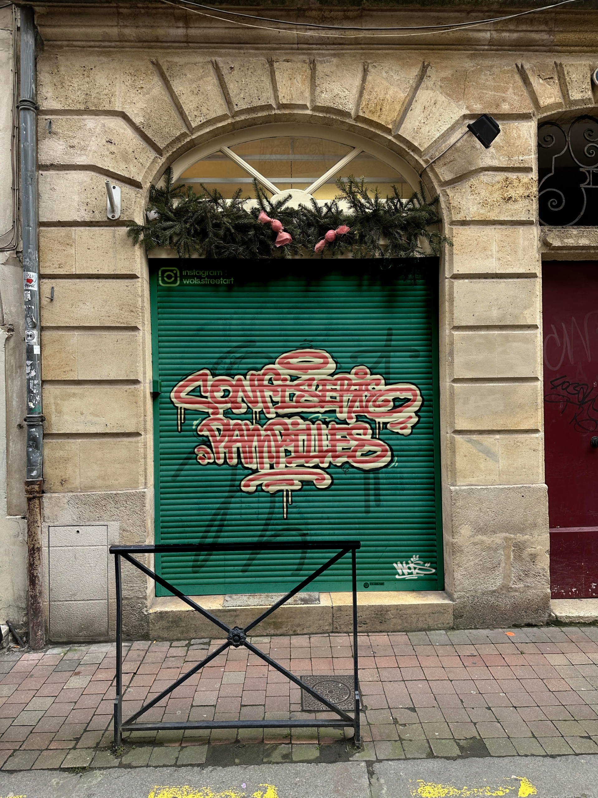Typographie tag graffiti pour la décoration du store Pampilles à Bordeaux