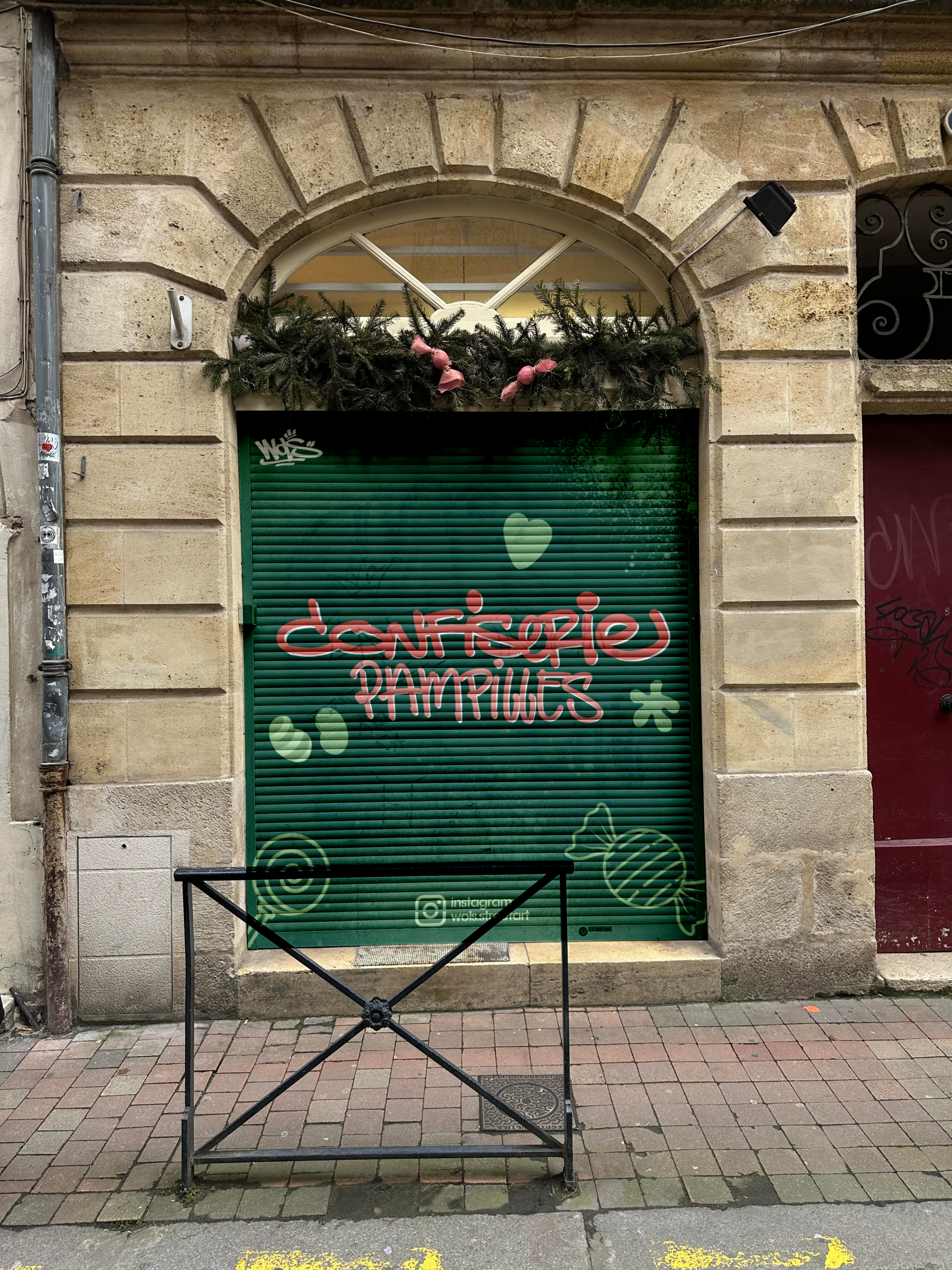 Store vert décoré avec graffiti rose et illustrations gourmandes minimalistes