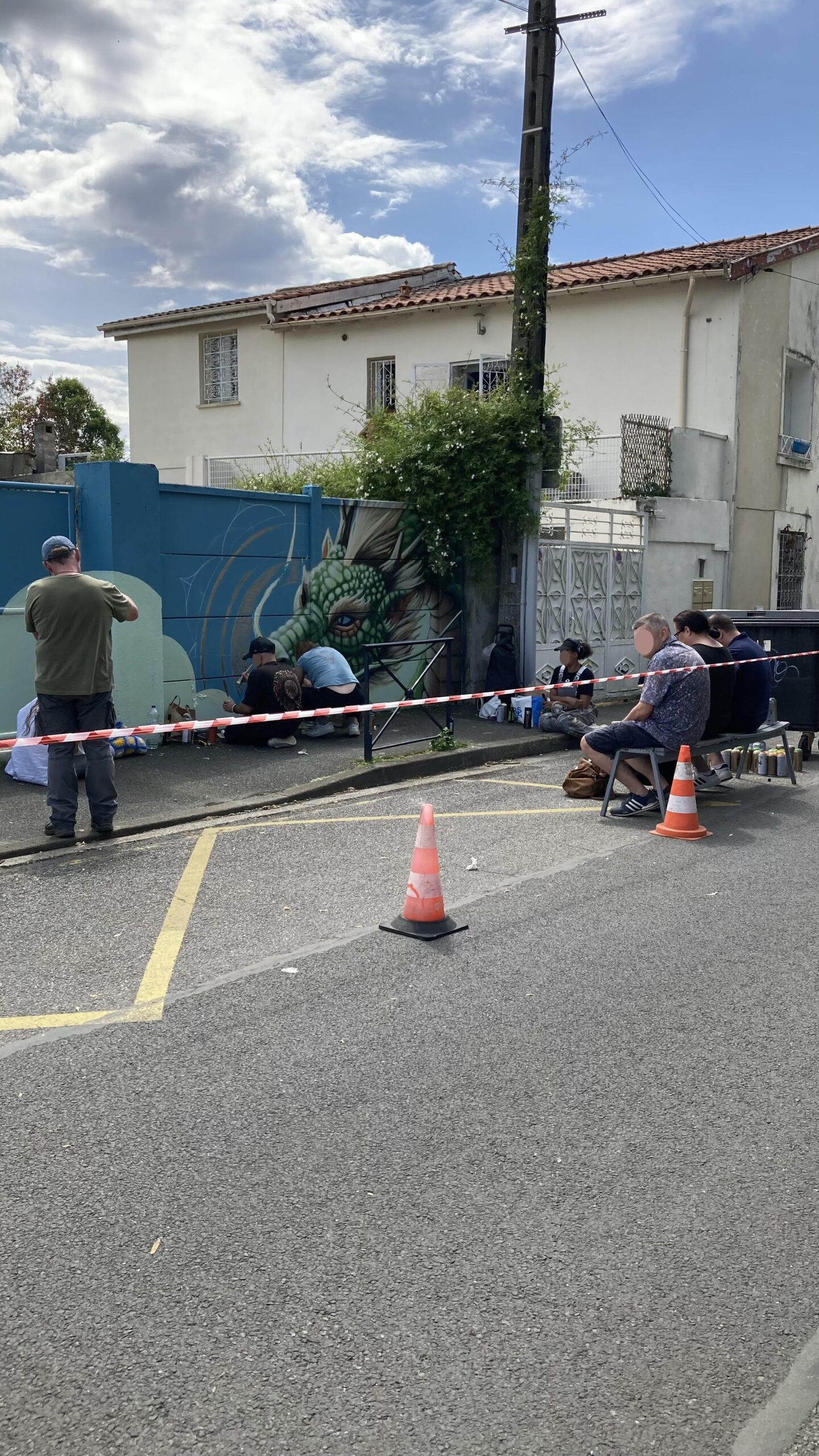 Street artists en train de peindre fresque Cenon public SLATE 25