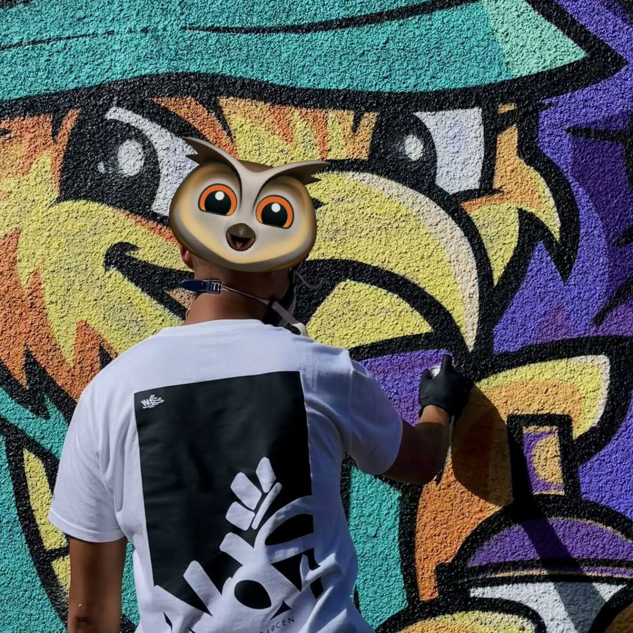 Le graffeur MEL20 du collectif WOLS travaille les détails d'un Phénix coloré sur une fresque participative au Centre Hospitalier de Cadillac, à Lormont.