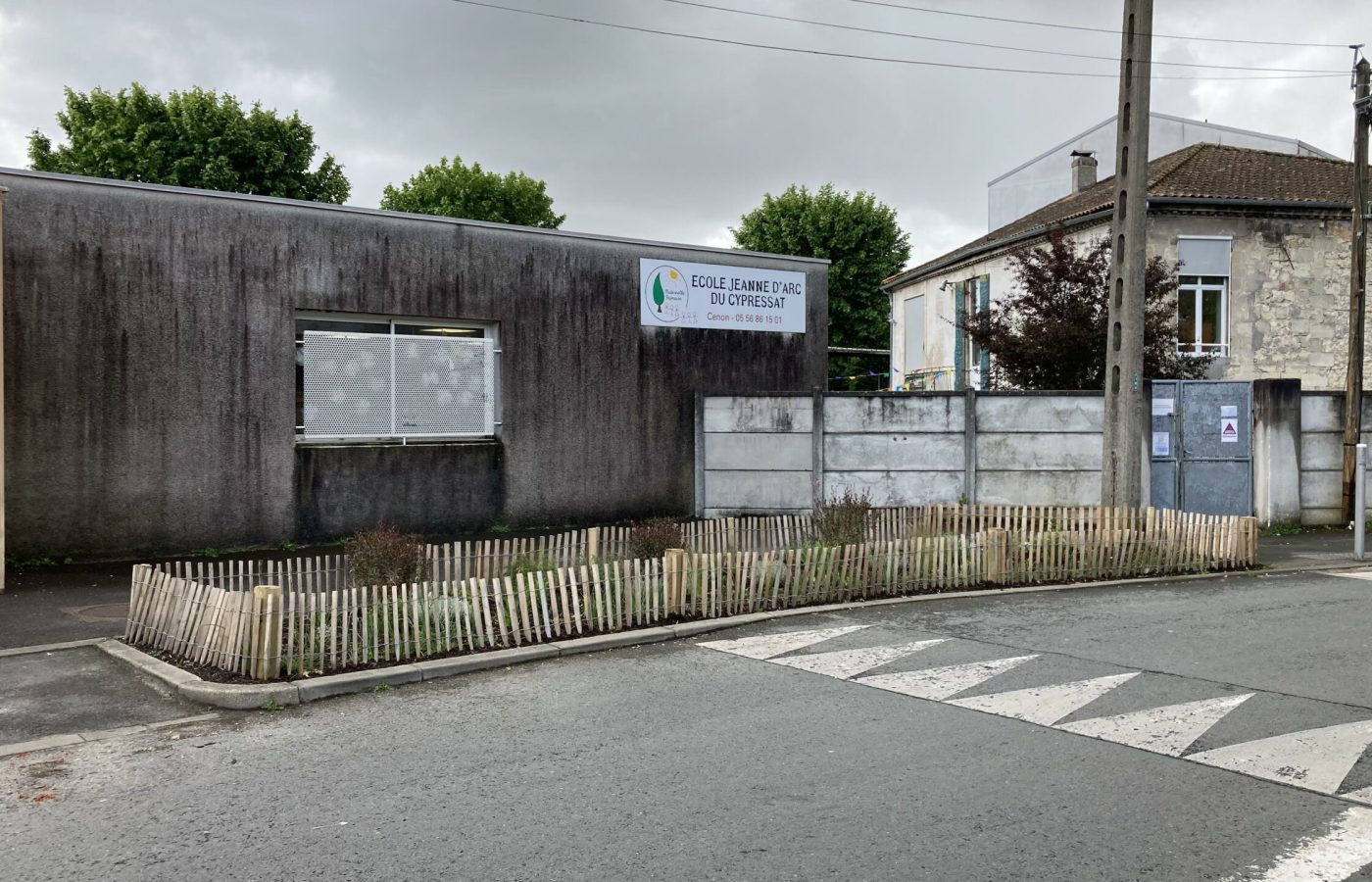 Mur gris et vide avant réalisation fresque street art à Cenon école Jeanne d’Arc