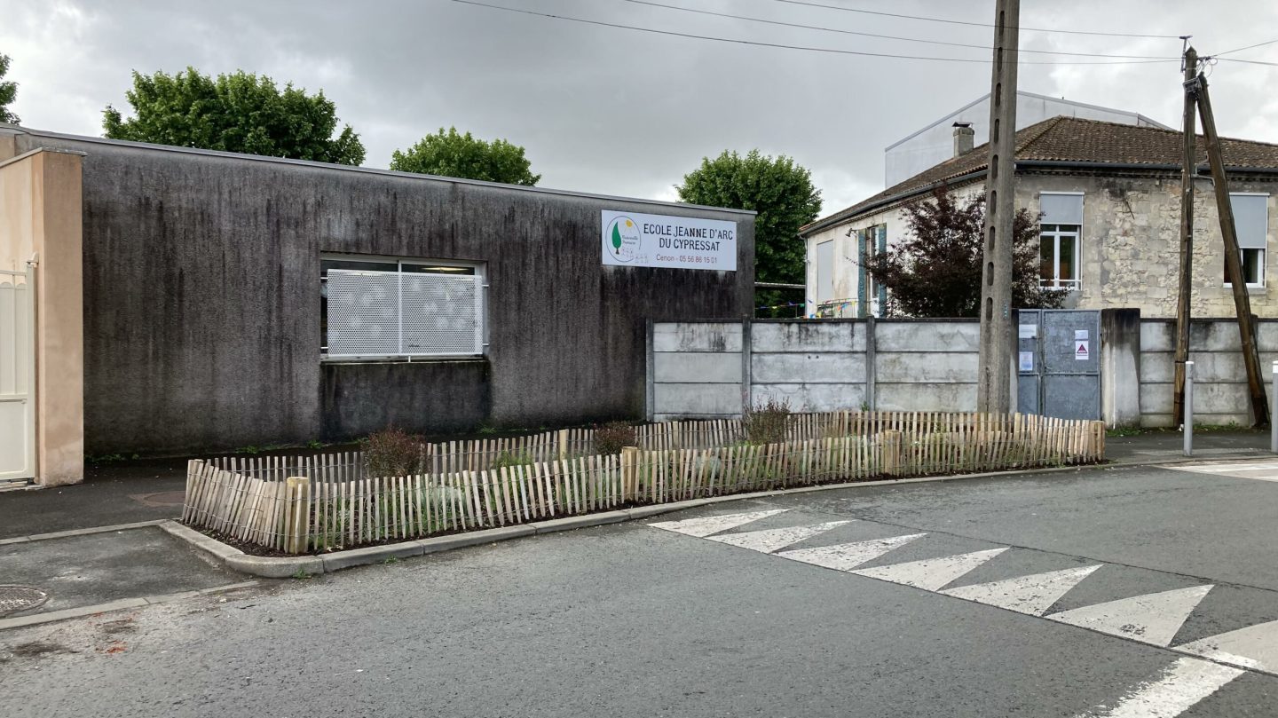 Mur gris et vide avant réalisation fresque street art à Cenon école Jeanne d’Arc