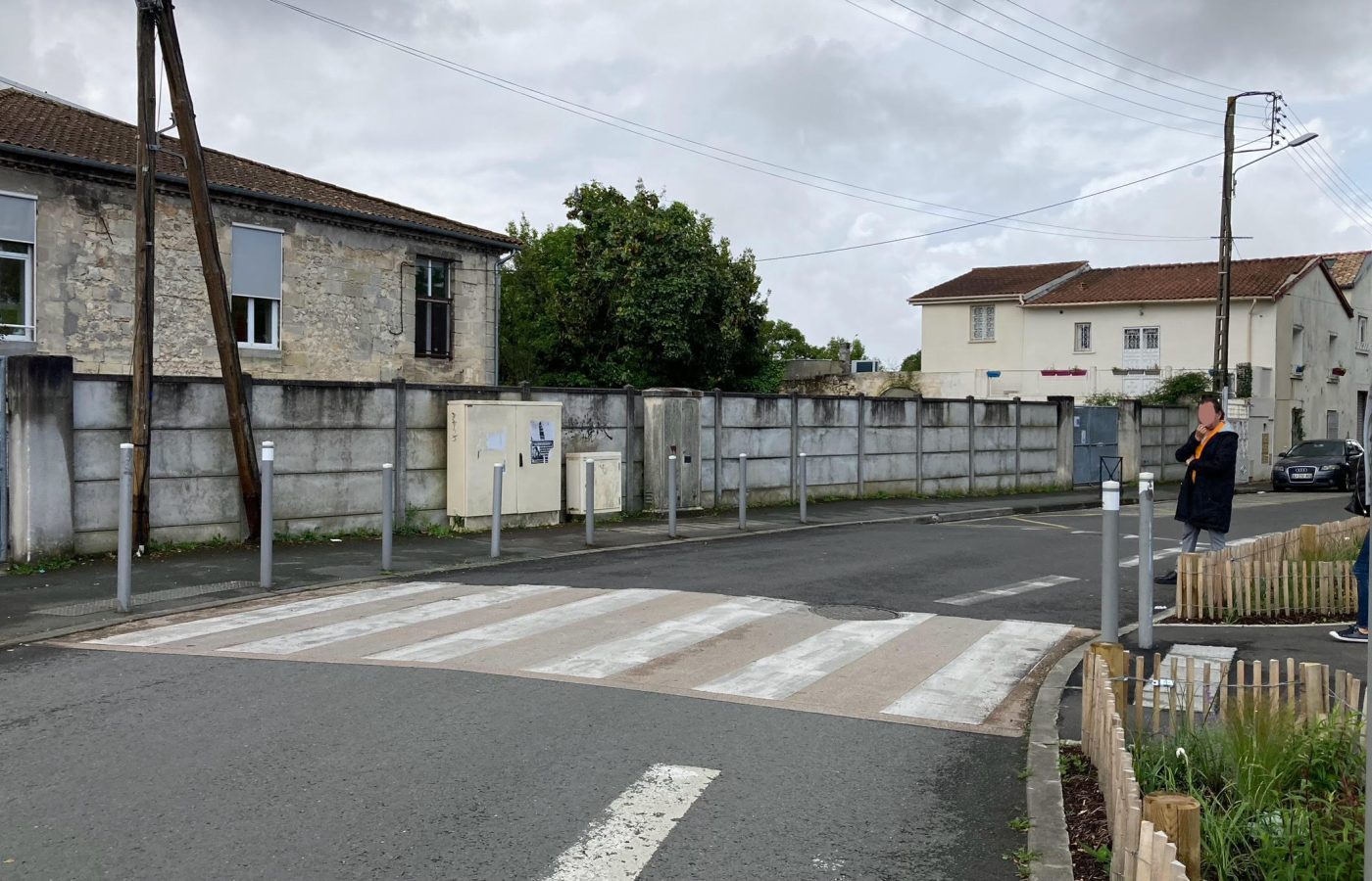 Passage piéton et mur gris avant fresque street art Cenon