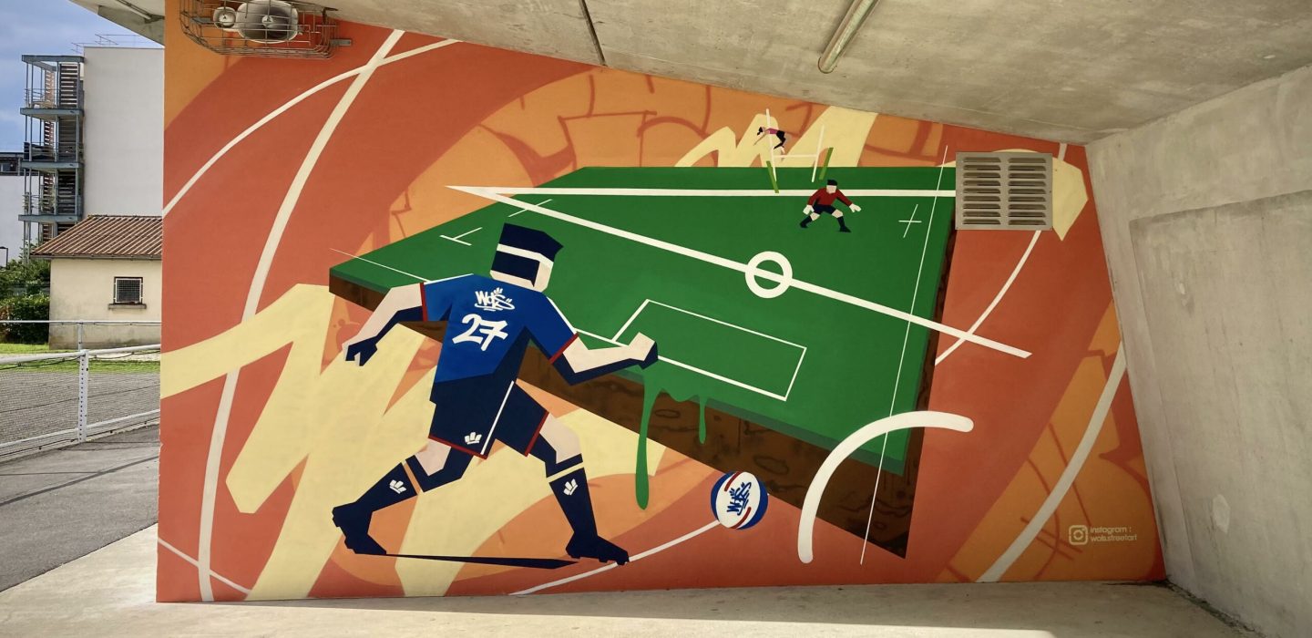 Fresque street art Omnisport réalisée au Stade Jean Raymond Guyon à Floirac avec football, rugby et saut en hauteur dans une composition graphique dynamique.