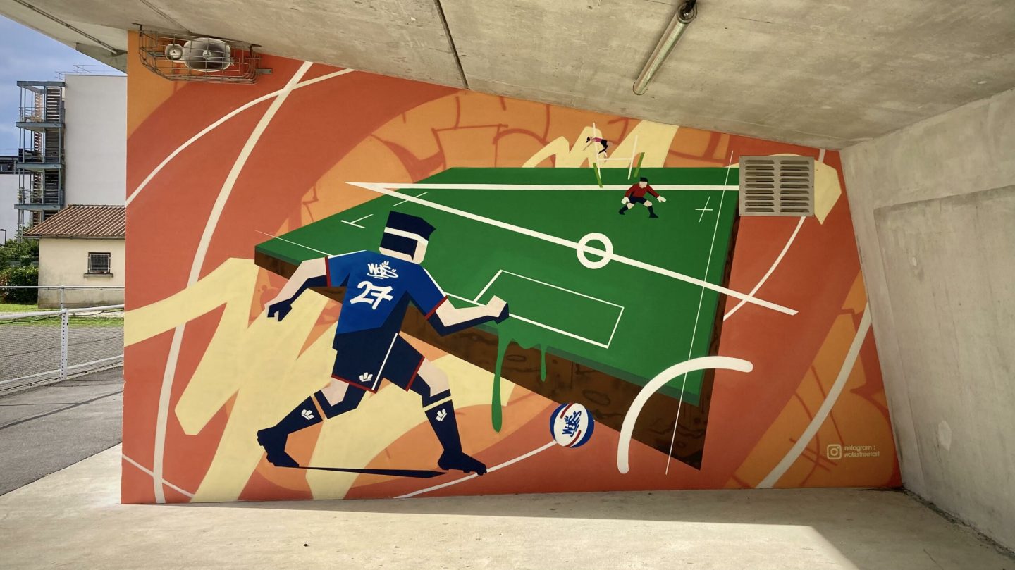 Fresque street art Omnisport réalisée au Stade Jean Raymond Guyon à Floirac avec football, rugby et saut en hauteur dans une composition graphique dynamique.