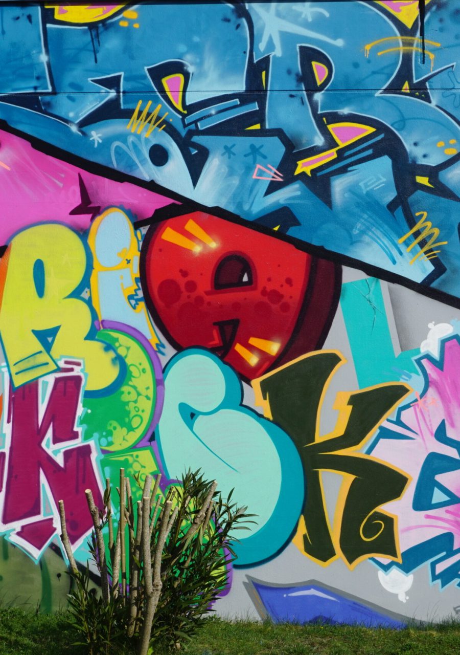 Détail de lettrage graffiti coloré sur fresque collective réalisée au festival Serial Kickerz au Haillan.