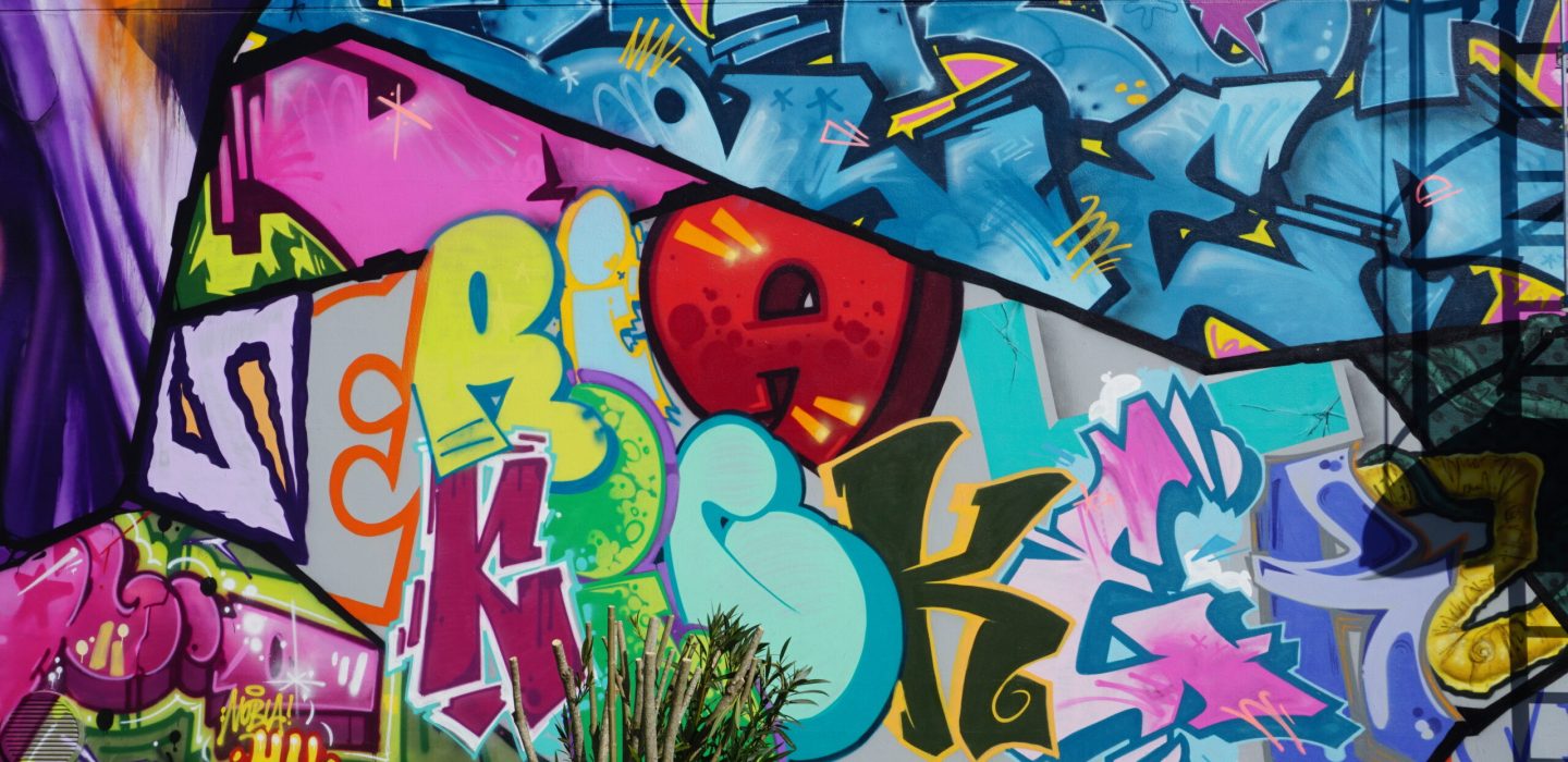Détail de lettrage graffiti coloré sur fresque collective réalisée au festival Serial Kickerz au Haillan.