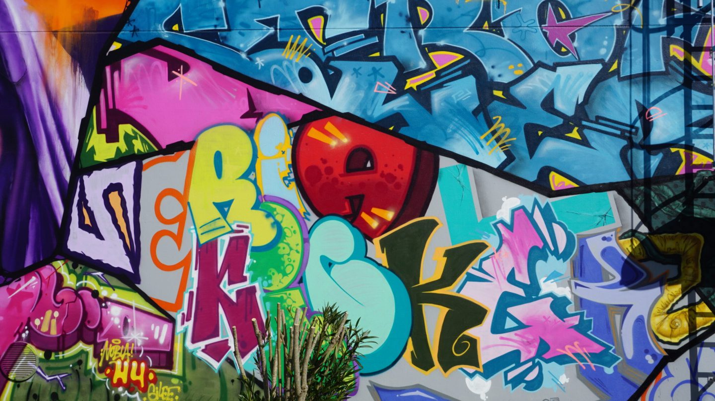Détail de lettrage graffiti coloré sur fresque collective réalisée au festival Serial Kickerz au Haillan.