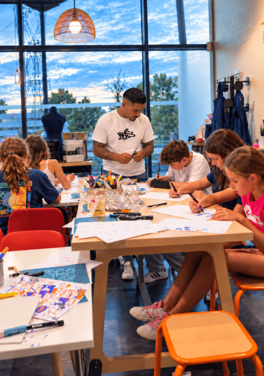 L'artiste graffeur MEL20 accompagne enfants, adolescents et adultes dans leurs créations de lettrages graffiti sur papier lors d'un atelier sketch chez Cultura.