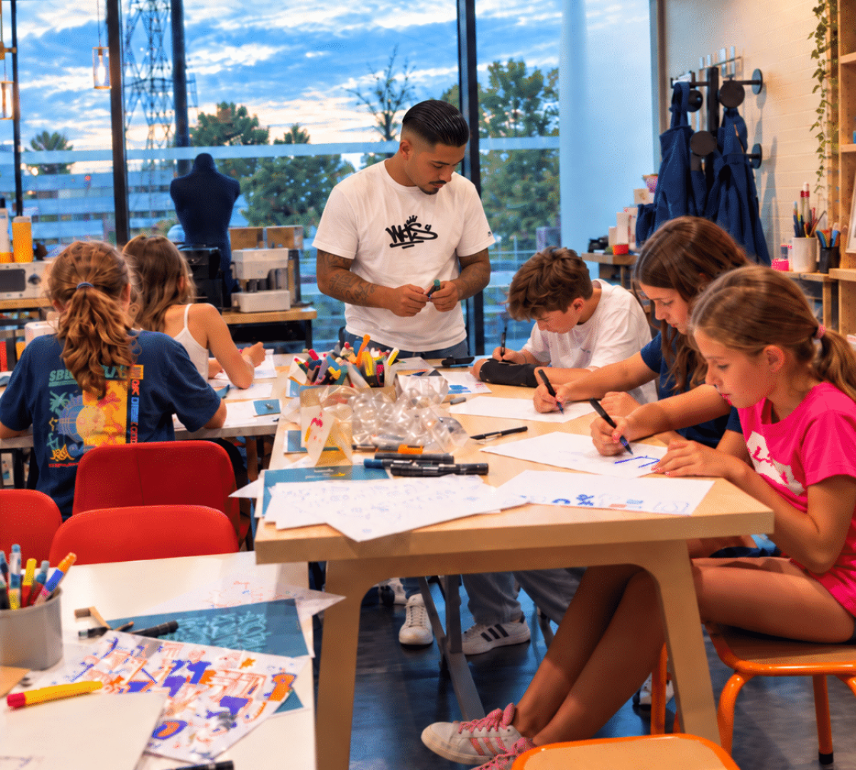 L'artiste graffeur MEL20 accompagne enfants, adolescents et adultes dans leurs créations de lettrages graffiti sur papier lors d'un atelier sketch chez Cultura.