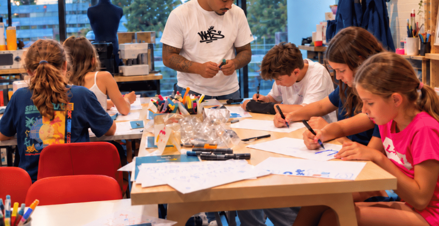 L'artiste graffeur MEL20 accompagne enfants, adolescents et adultes dans leurs créations de lettrages graffiti sur papier lors d'un atelier sketch chez Cultura.