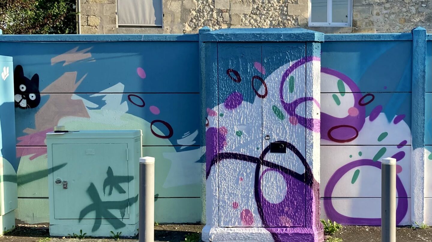 Détails décoratifs graffiti formes abstraites et personnage mural Cenon