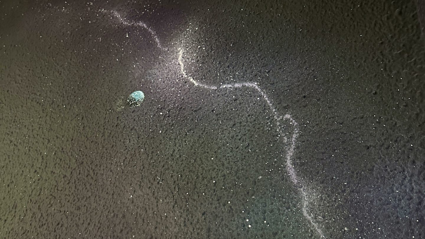 Effets de nébuleuse cosmique et planète turquoise peints sur un mur de salle de sport